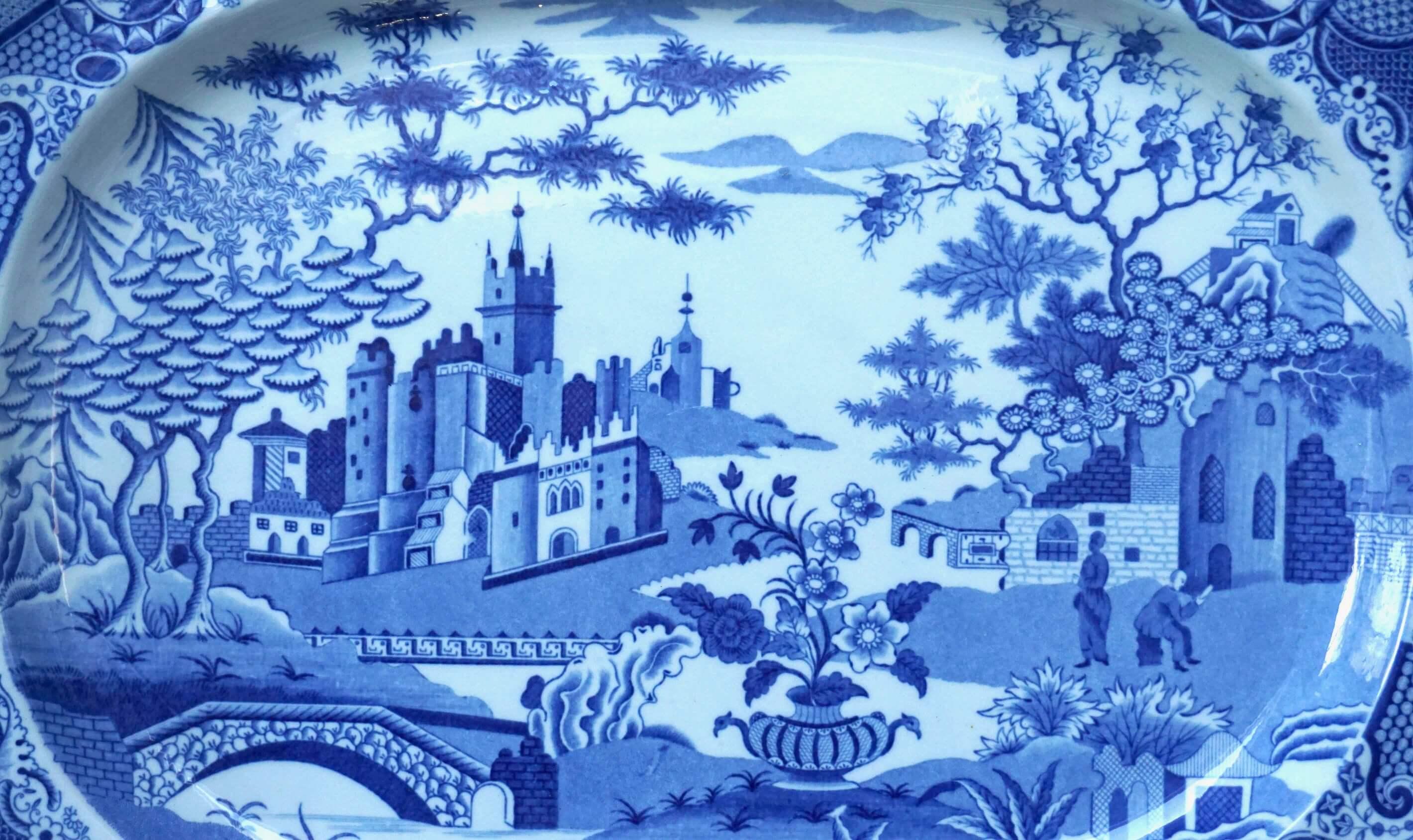 Spode 'Gothic Castles' Große blau-weiße Staffordshire-Platte, um 1815 (Englisch) im Angebot