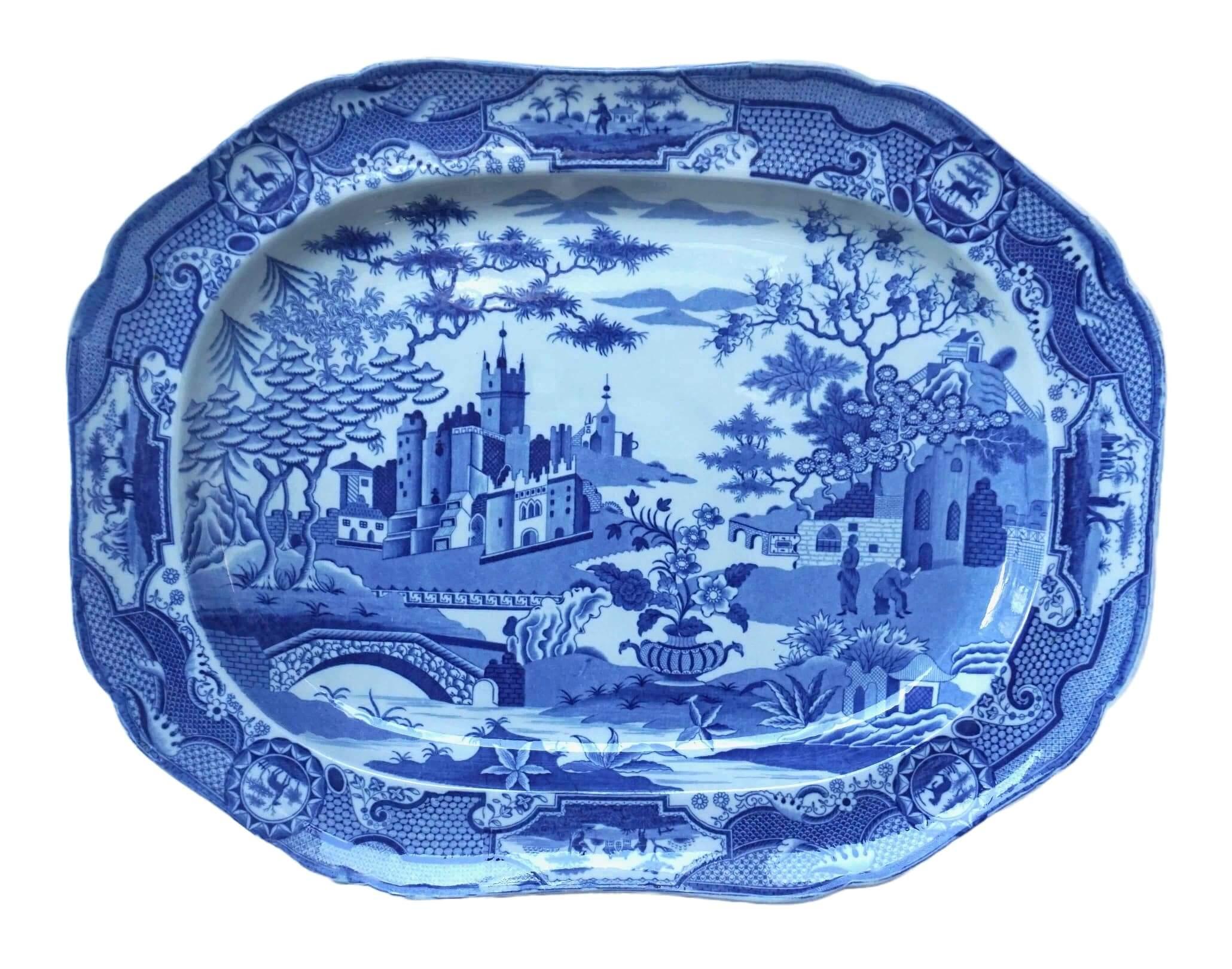 Céramique Grand plat bleu et blanc en Staffordshire de Spode 'Gothic Castles', vers 1815 en vente