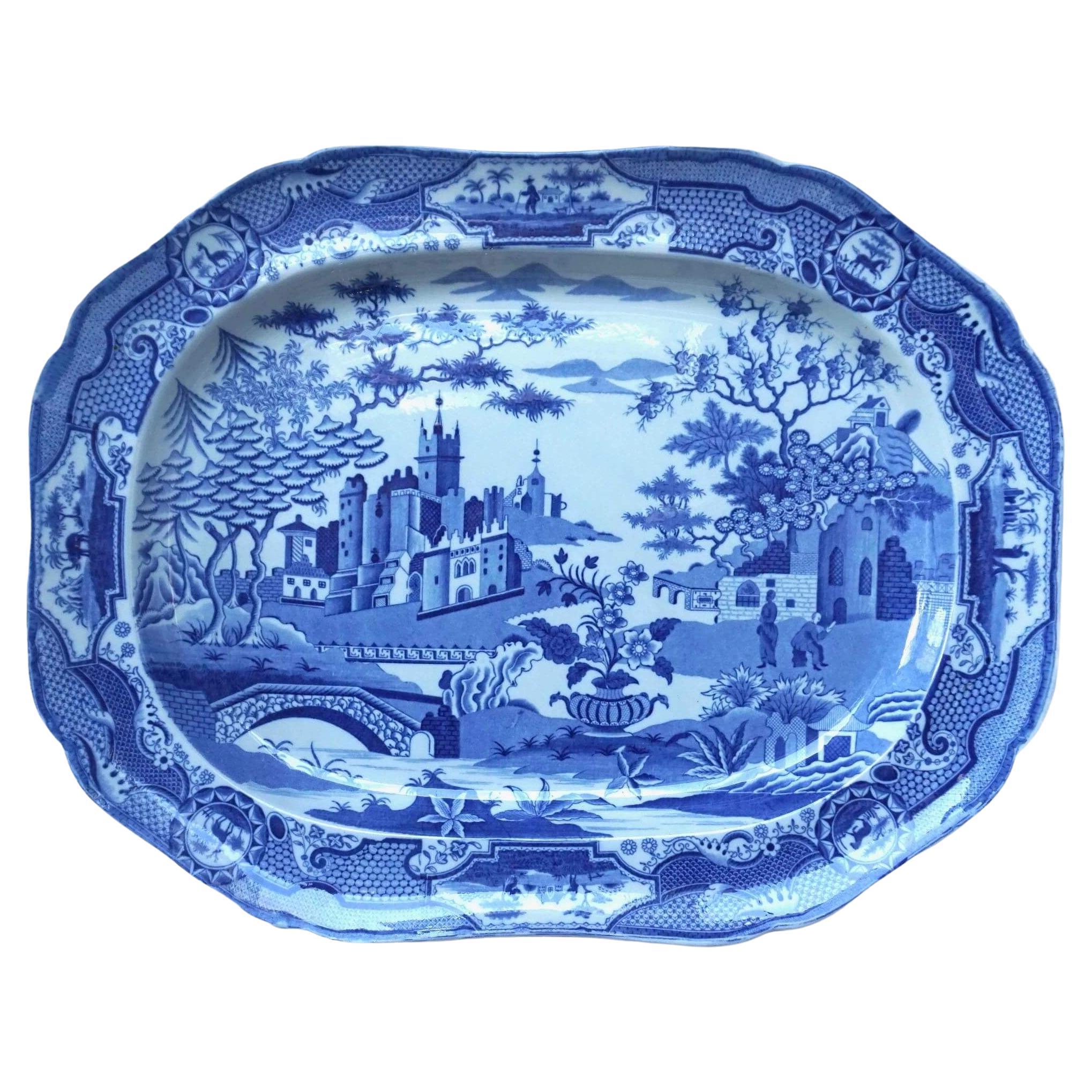Grand plat bleu et blanc en Staffordshire de Spode 'Gothic Castles', vers 1815 en vente