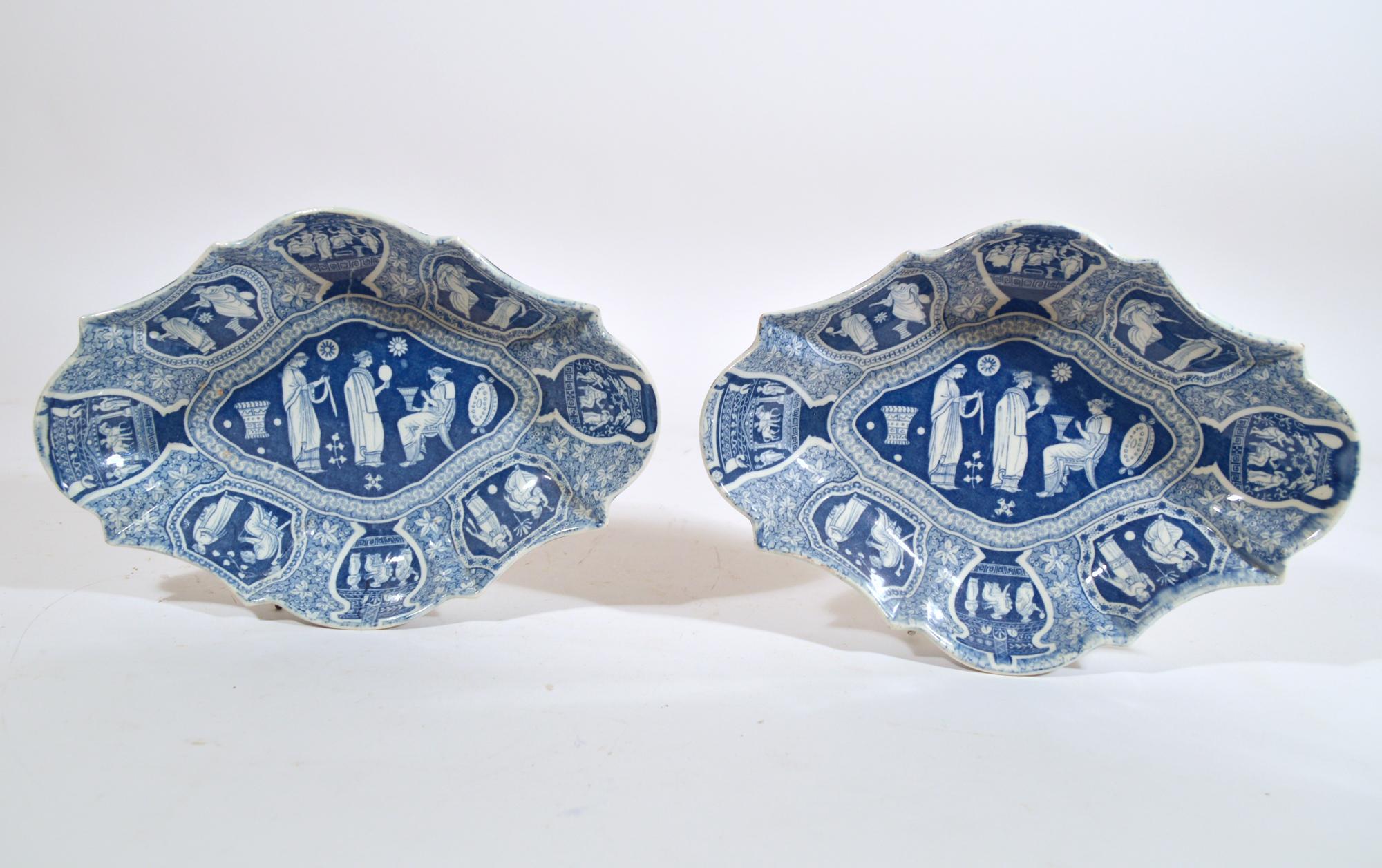 Plats à dessert ovales bleus à motif grec néo-classique Spode,
Une cérémonie domestique,
Début du 19e siècle

Les plats en poterie Spode à motif grec sont imprimés en bleu avec 