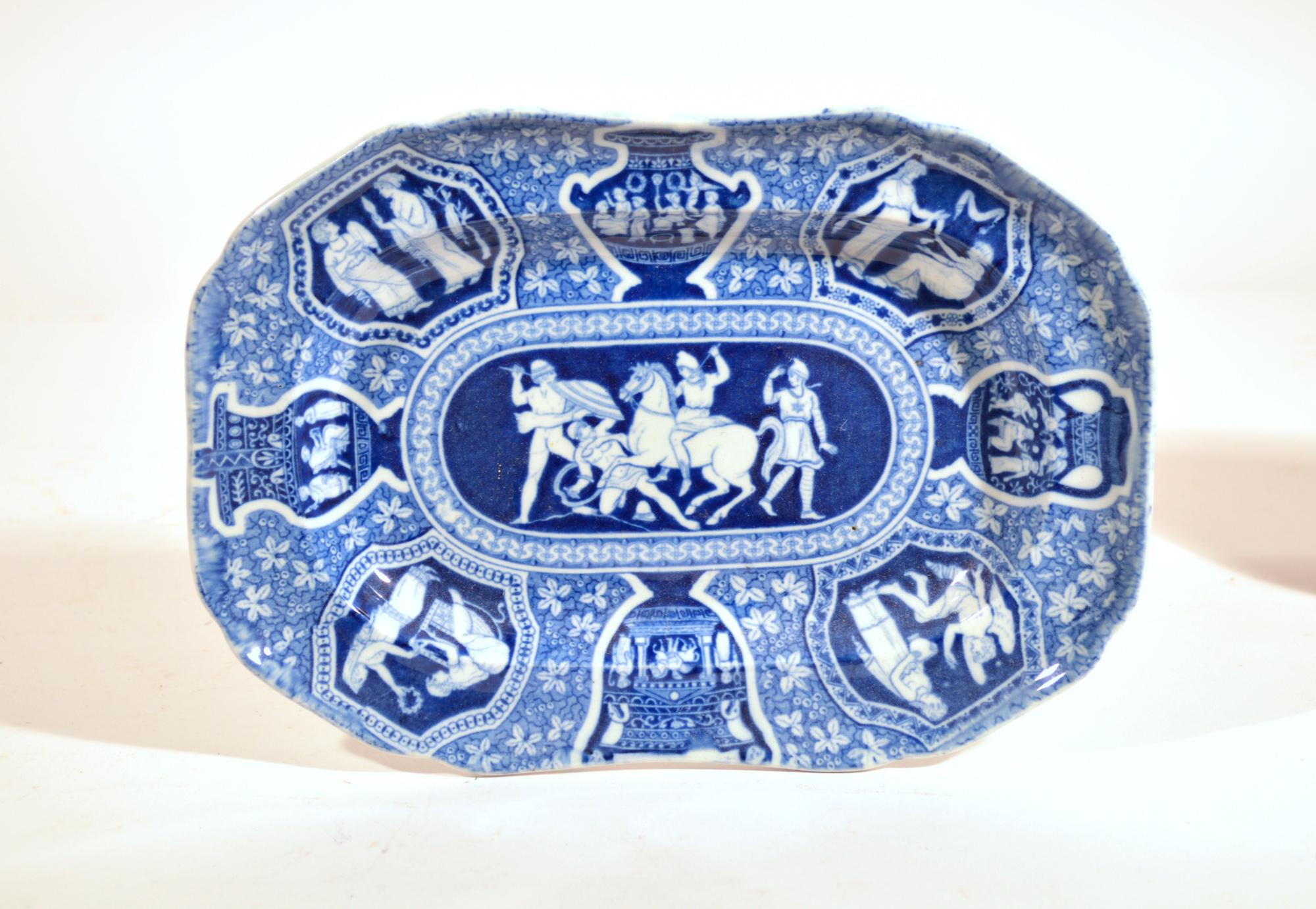 Plats à dessert rectangulaires bleus à motif grec néo-classique Spode,
Quatre personnages au combat,
Début du 19e siècle

Les plats en poterie Spode à motif grec sont imprimés en bleu avec 