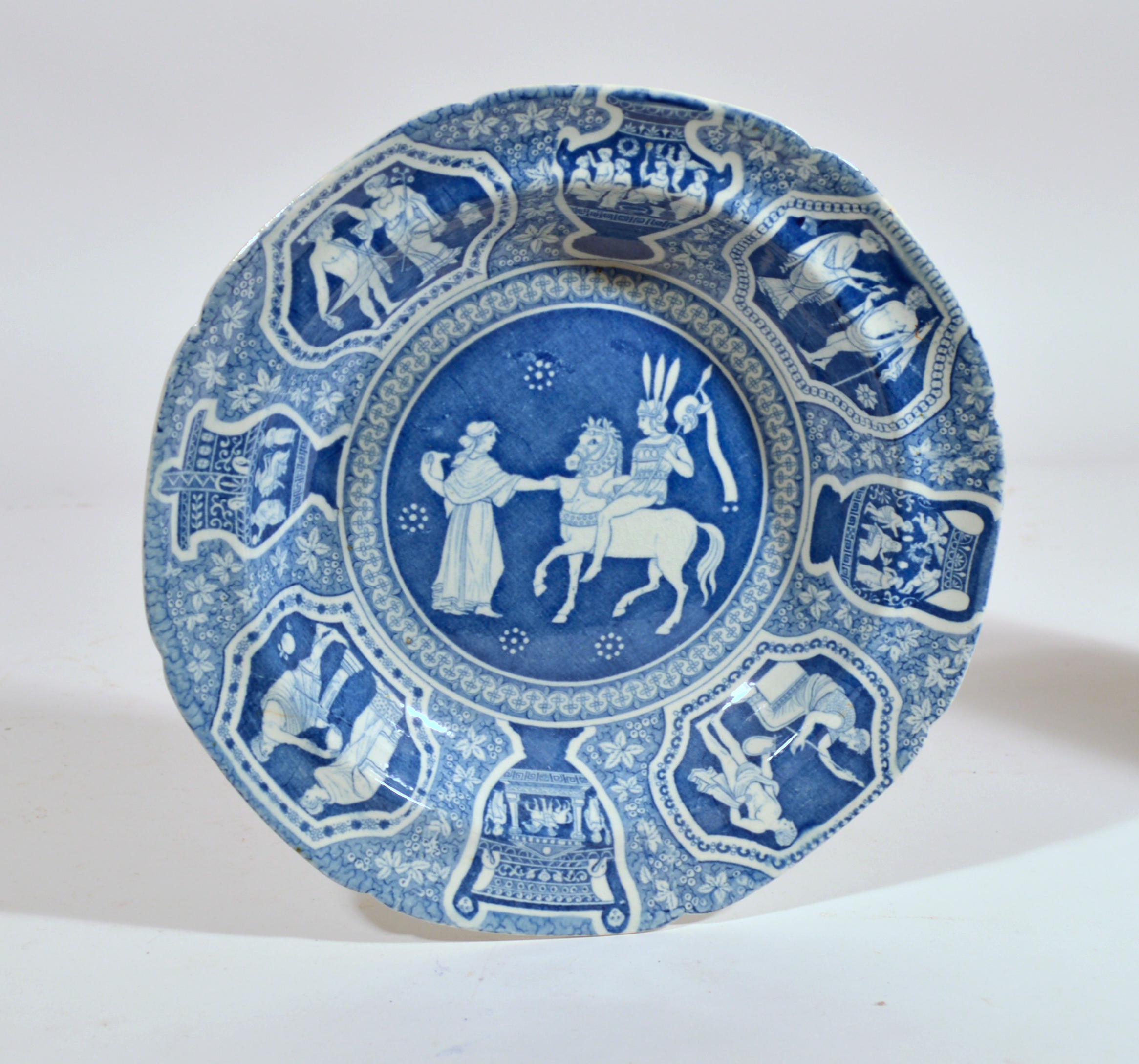Assiettes à soupe bleues Spode à motif grec néo-classique,
Rafraîchissement pour le cavalier phliasien,
Jeu de douze (12)
Début du 19e siècle 

L'assiette en poterie Spode à motif grec est imprimée en bleu avec 