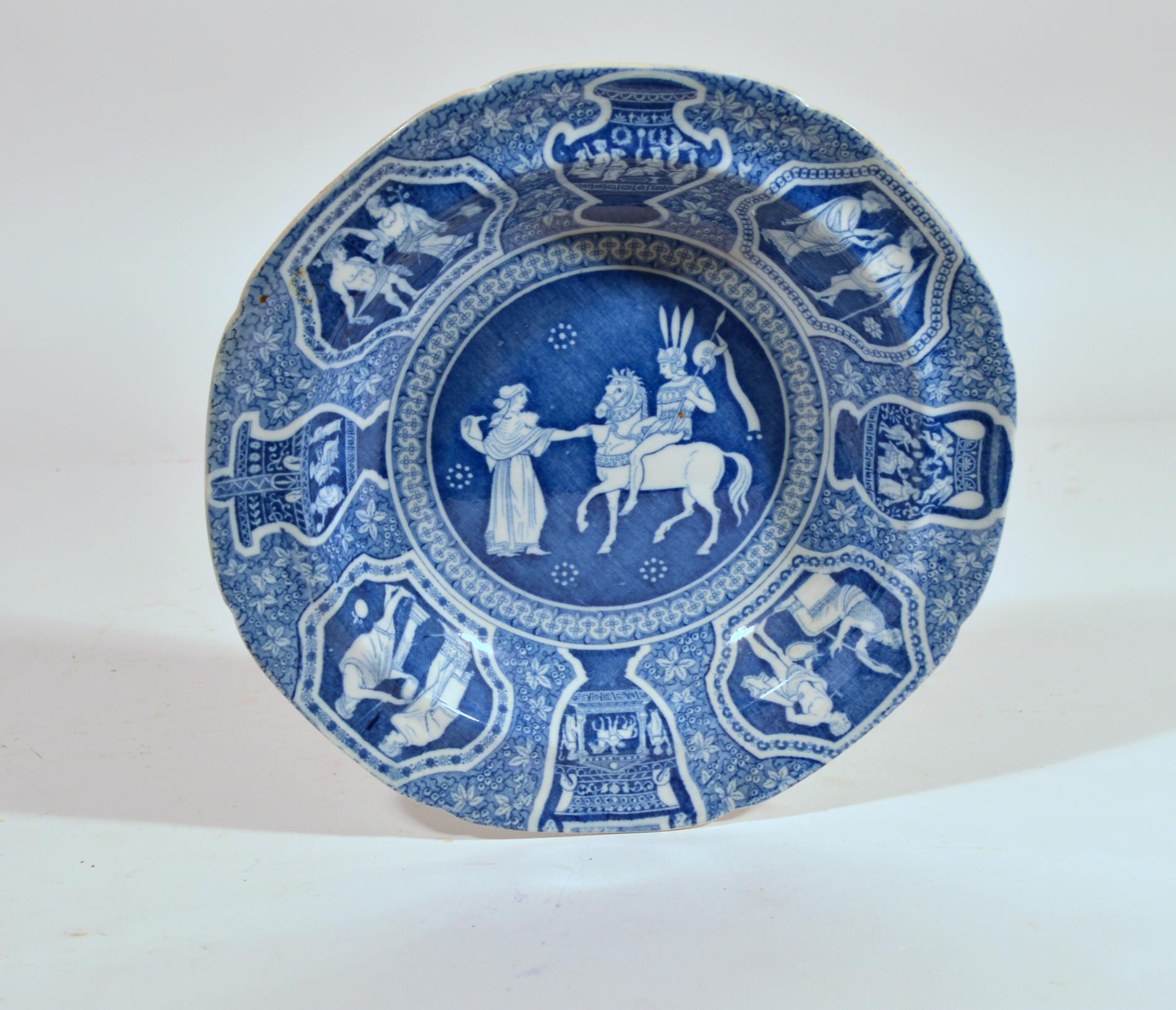 Anglais Assiettes à soupe Spode néoclassique bleue à motif grec, chevaux de Phliasie en vente