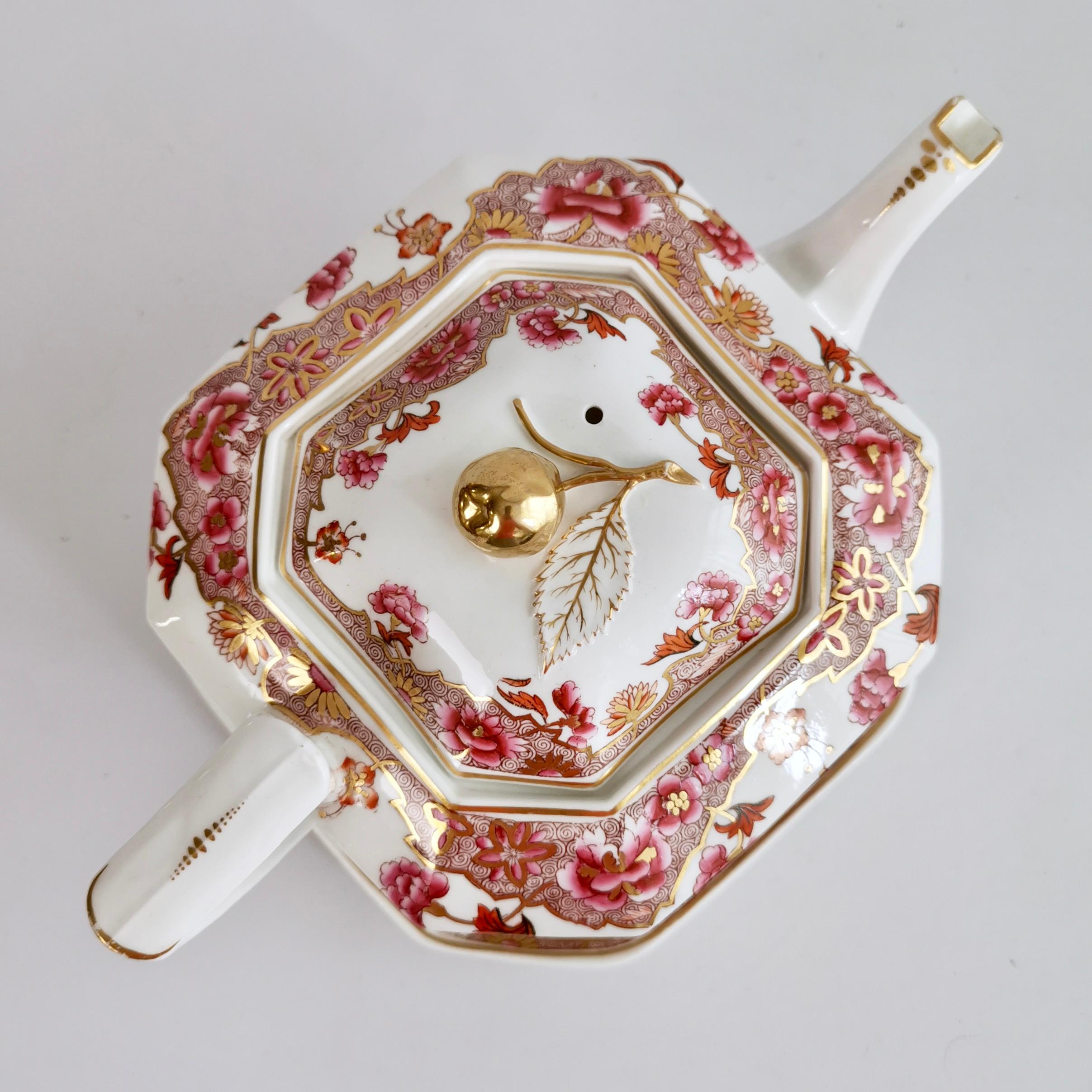 Spode Octagon Teapot on Stand, Felspar with Pink Chinoiserie, Regency 1821-1825 In Good Condition In London, GB