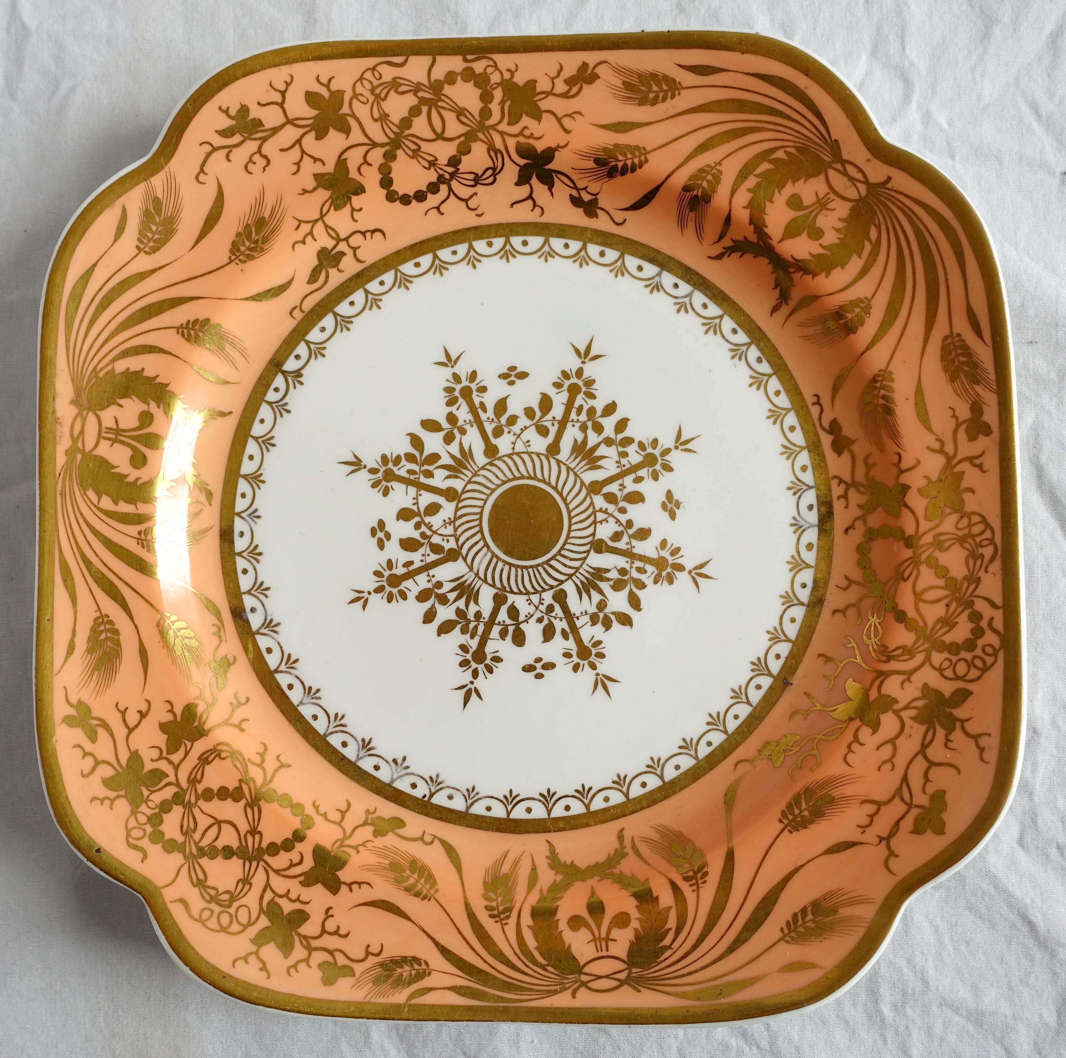 Assiette à dessert ou assiette de service en porcelaine du début du 19e siècle, modèle n° 3932, un beau motif doré de style Empire sur un fond inhabituel de couleur mandarine (une couleur rare à trouver).
Signé Spode Feldspar au-dessus (fabriqué par