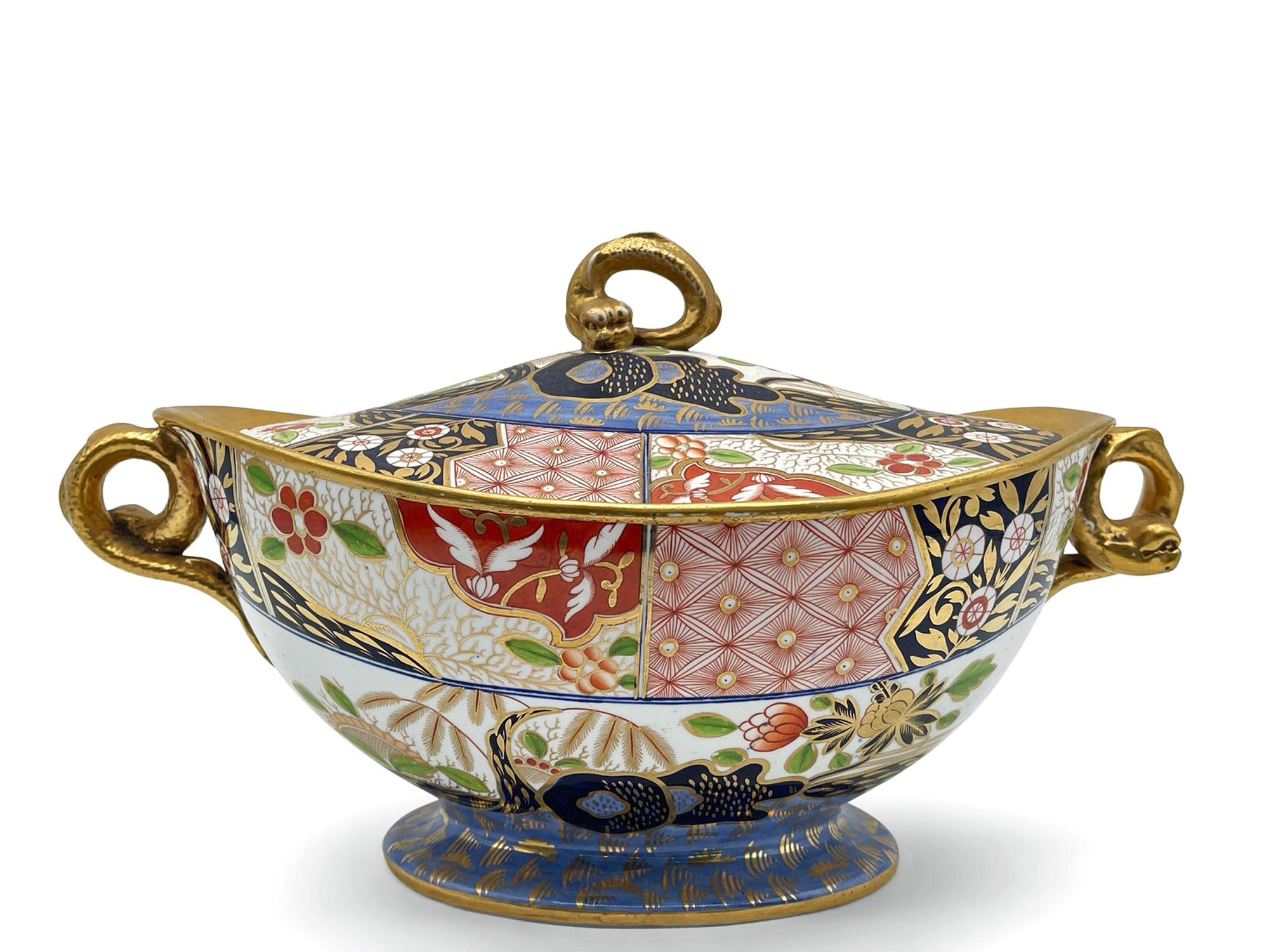 Sopera y Tapa de Porcelana Spode con motivos japoneses,
Patrón de roca y árbol,
China de hueso,
Patrón 1741,
Hacia 1811-20

Esta excepcional sopera y tapa de porcelana china Spode, patrón número 1741, presenta un vibrante diseño de 