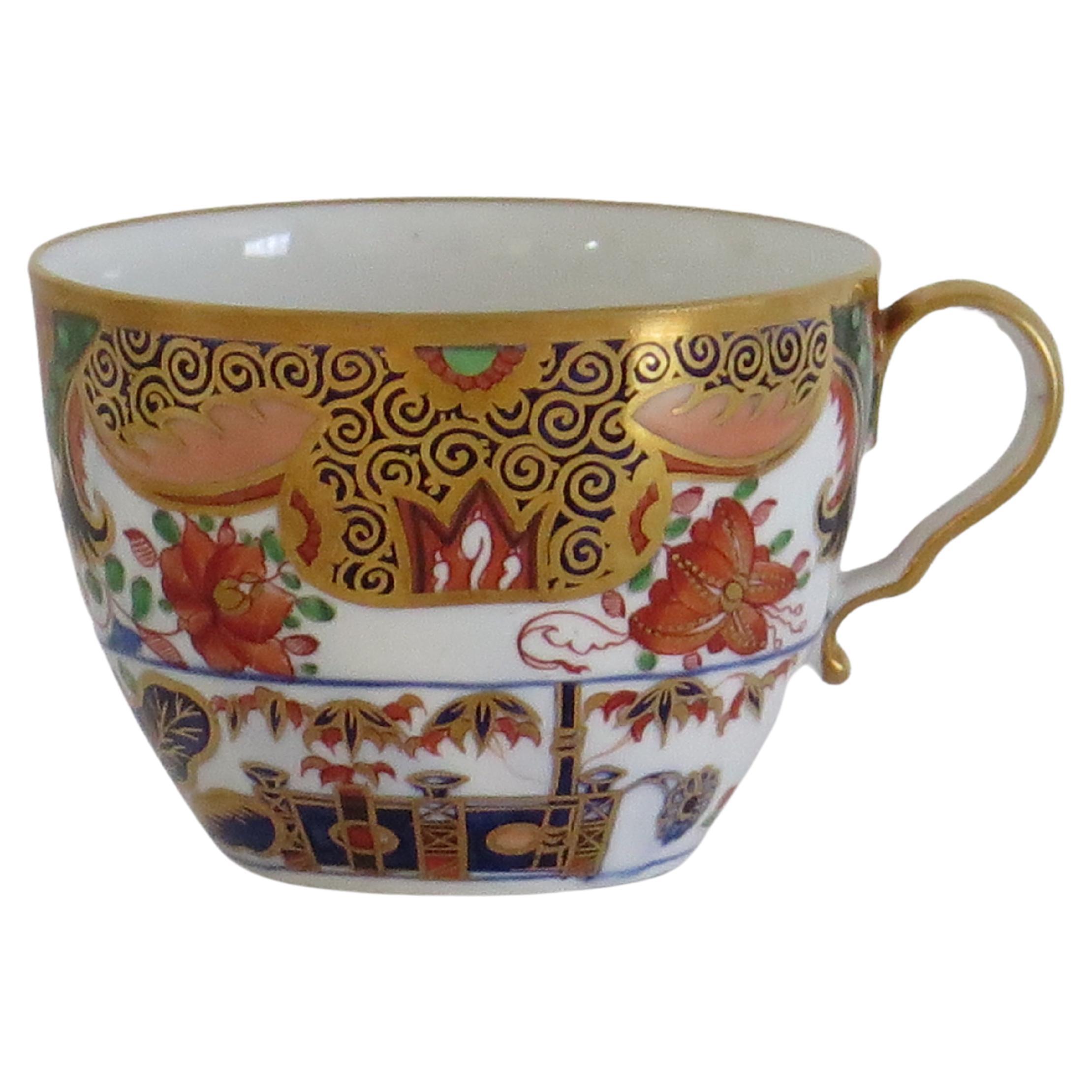 Il s'agit d'un bel exemple de tasse à thé en porcelaine anglaise d'époque George III, fabriquée par Spode et peinte à la main selon le motif 967, au début du XIXe siècle, vers 1815.

La tasse a l'anse en boucle de Spode avec un coup de pied prononcé