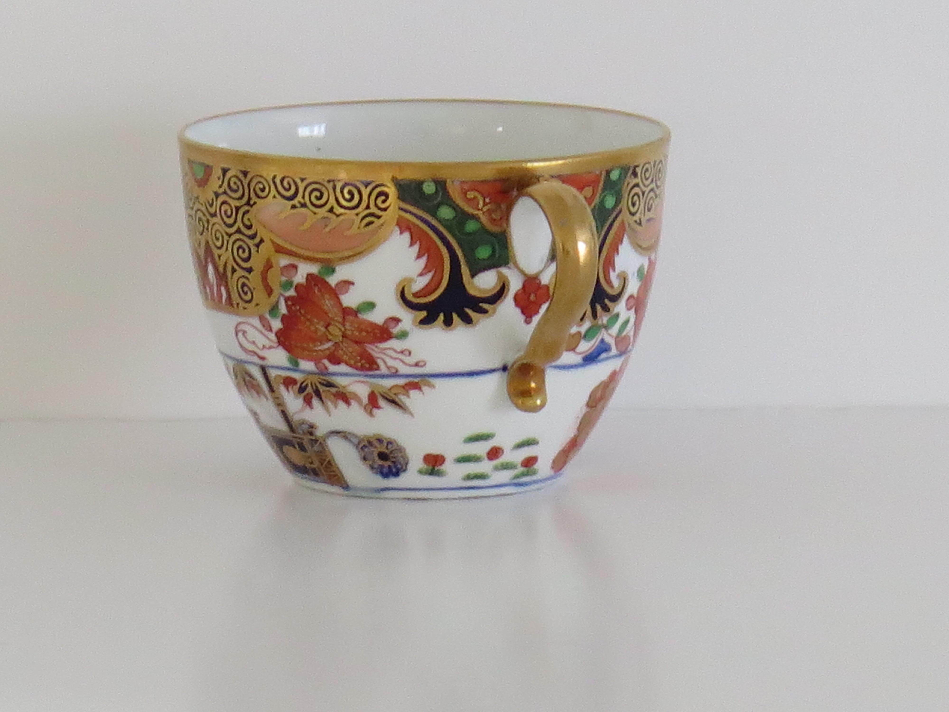 Anglais Tasse à thé Spode en porcelaine peinte à la main et à motif doré 967, vers 1810 en vente