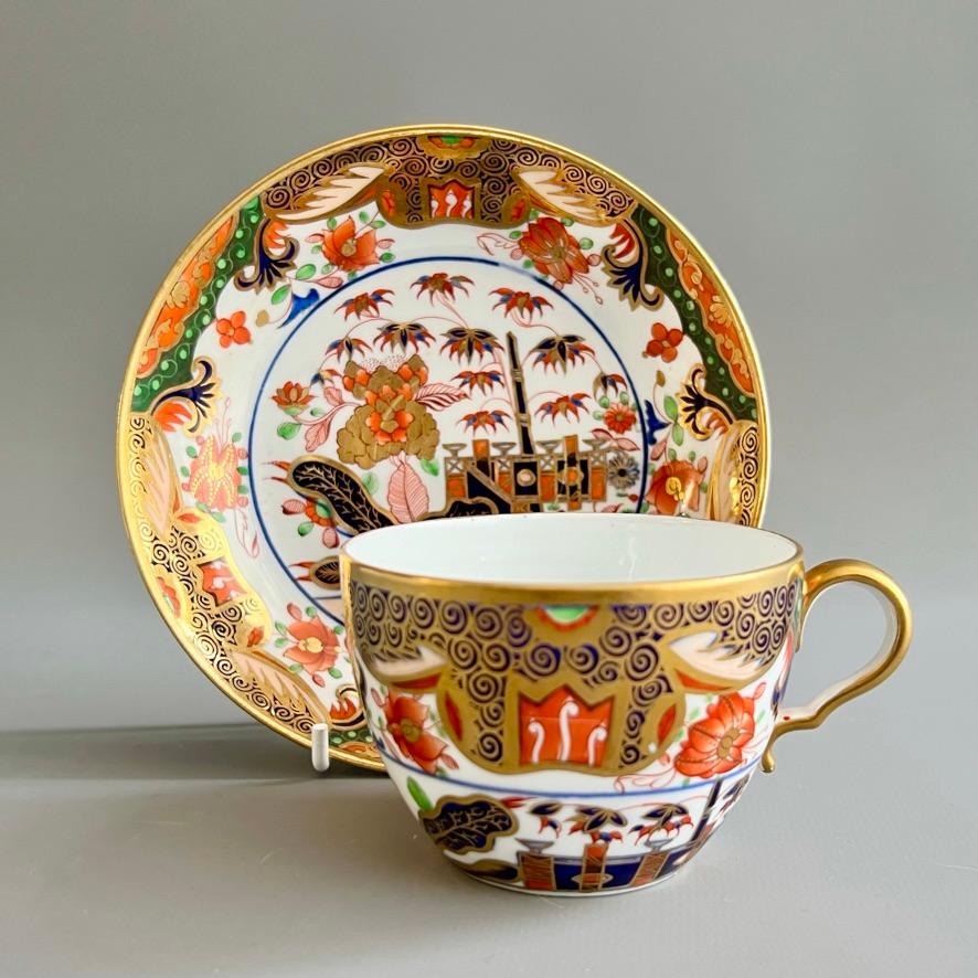 Il s'agit d'une belle tasse à thé et d'une soucoupe fabriquées par Spode vers 1810. Le service est décoré du célèbre motif Imari Tobacco Leaf 967, introduit pour la première fois par Spode en 1806.

J'ai plusieurs autres tasses à thé, ainsi qu'un