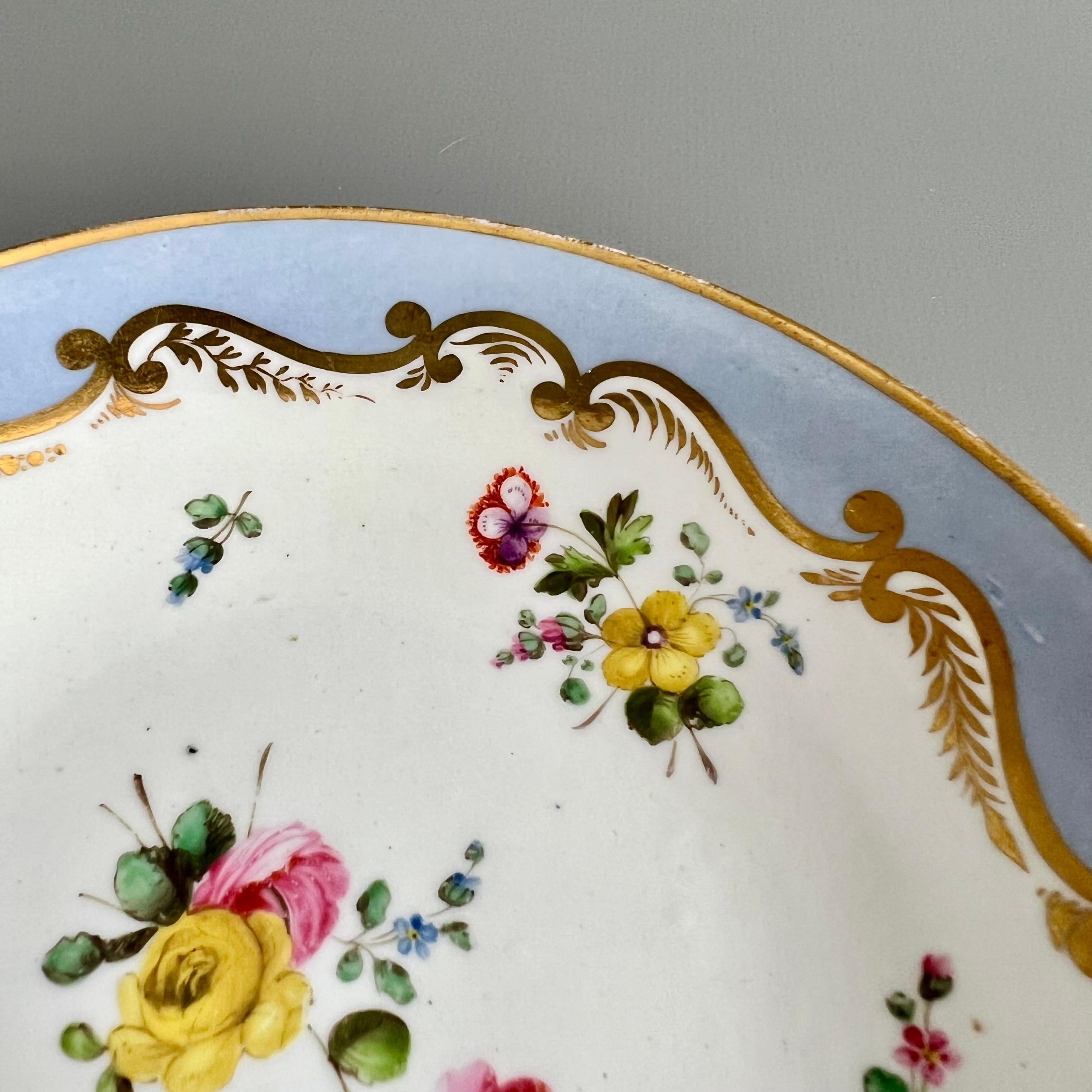 Trio de tasses à thé en porcelaine Spode, bleu lavande avec gerbes de fleurs, Régence vers 1815 en vente 3