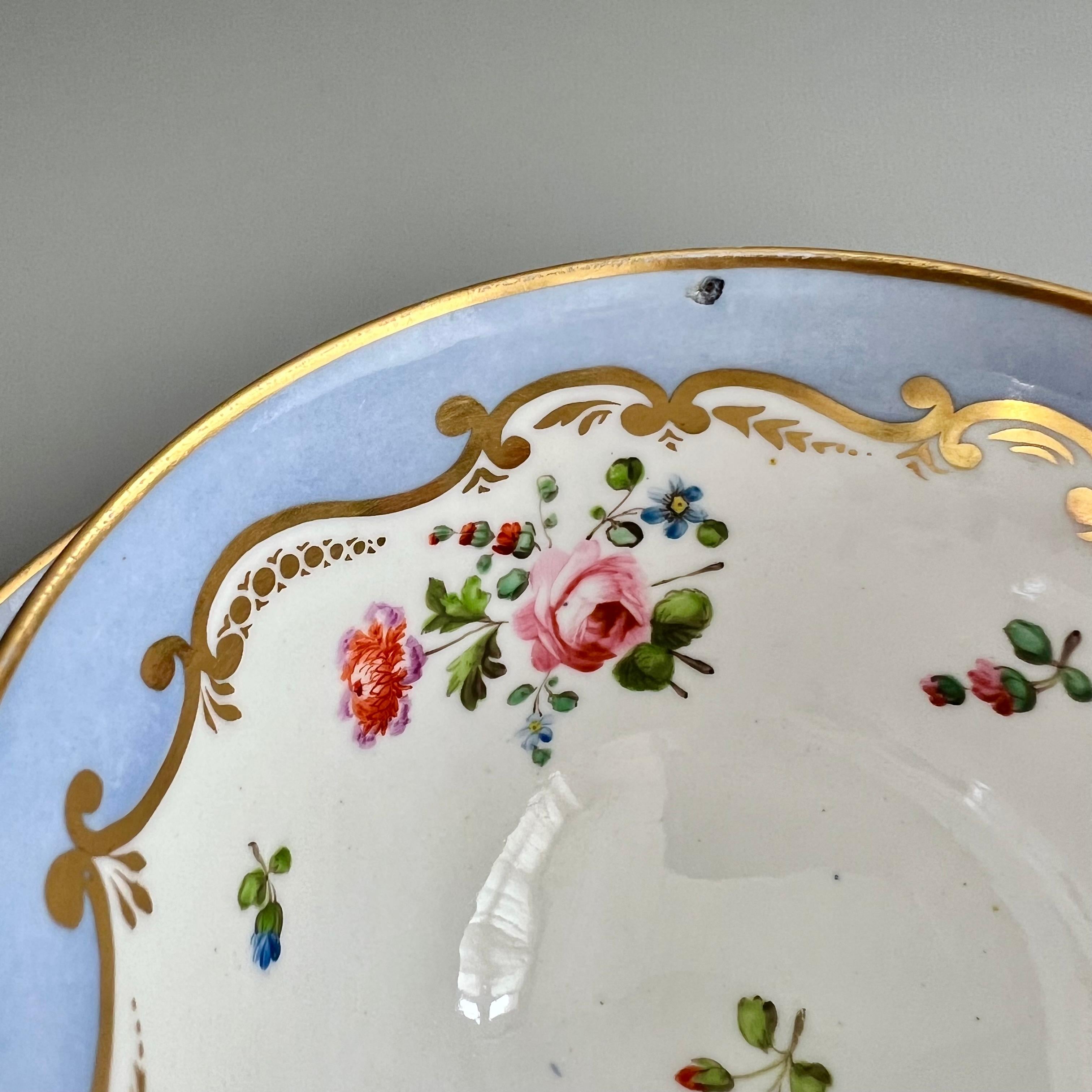 Trio de tasses à thé en porcelaine Spode, bleu lavande avec gerbes de fleurs, Régence vers 1815 en vente 4