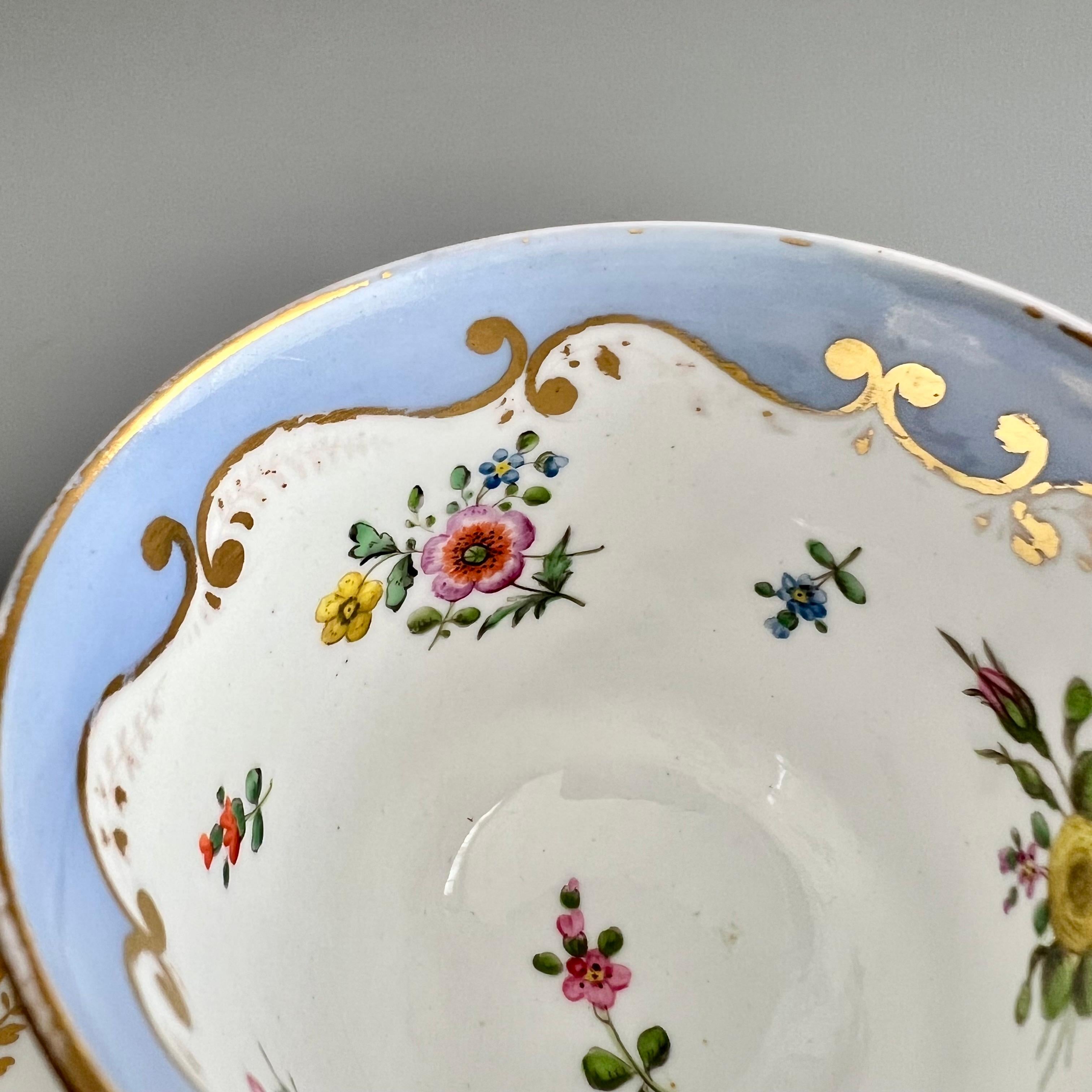 Trio de tasses à thé en porcelaine Spode, bleu lavande avec gerbes de fleurs, Régence vers 1815 en vente 5