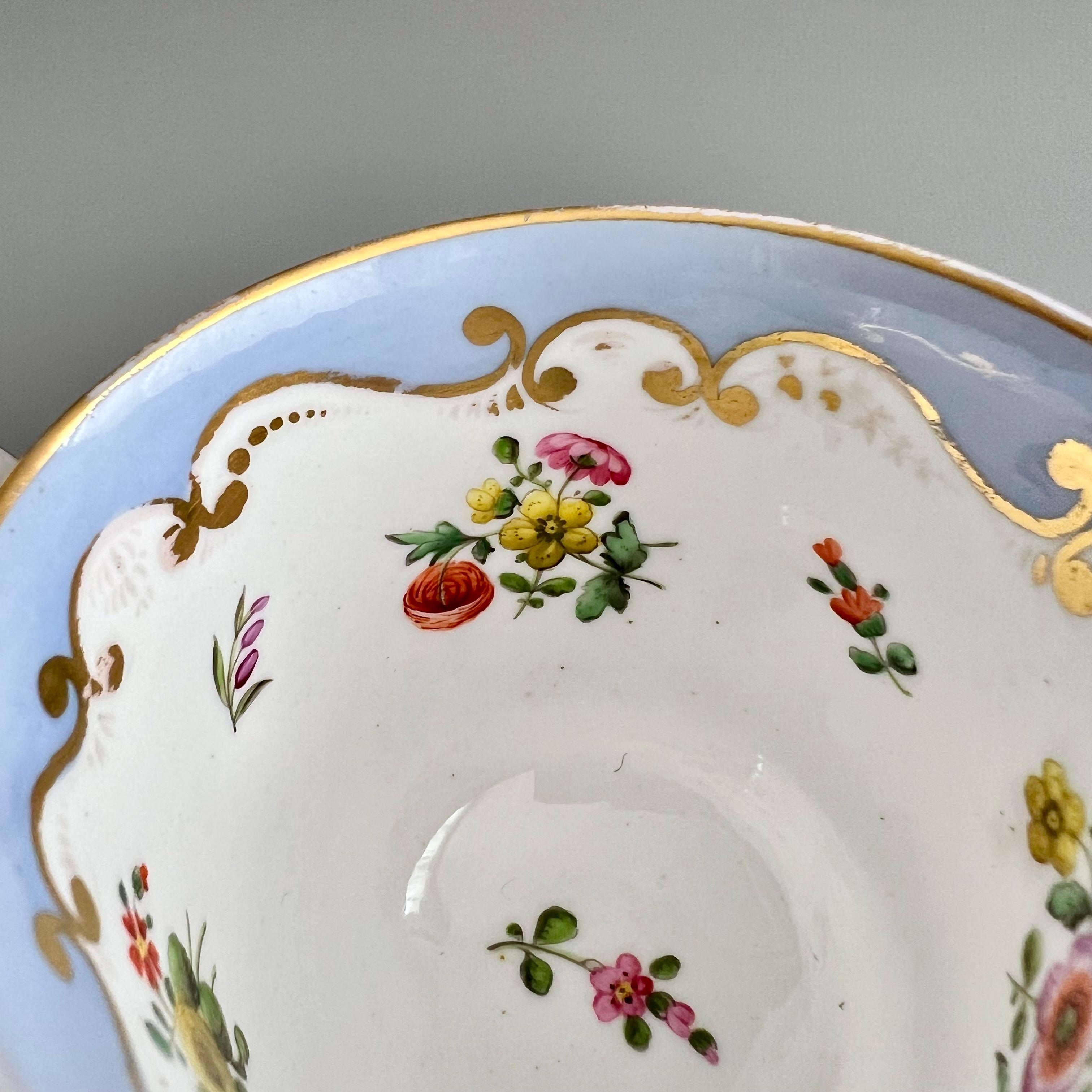 Trio de tasses à thé en porcelaine Spode, bleu lavande avec gerbes de fleurs, Régence vers 1815 en vente 6