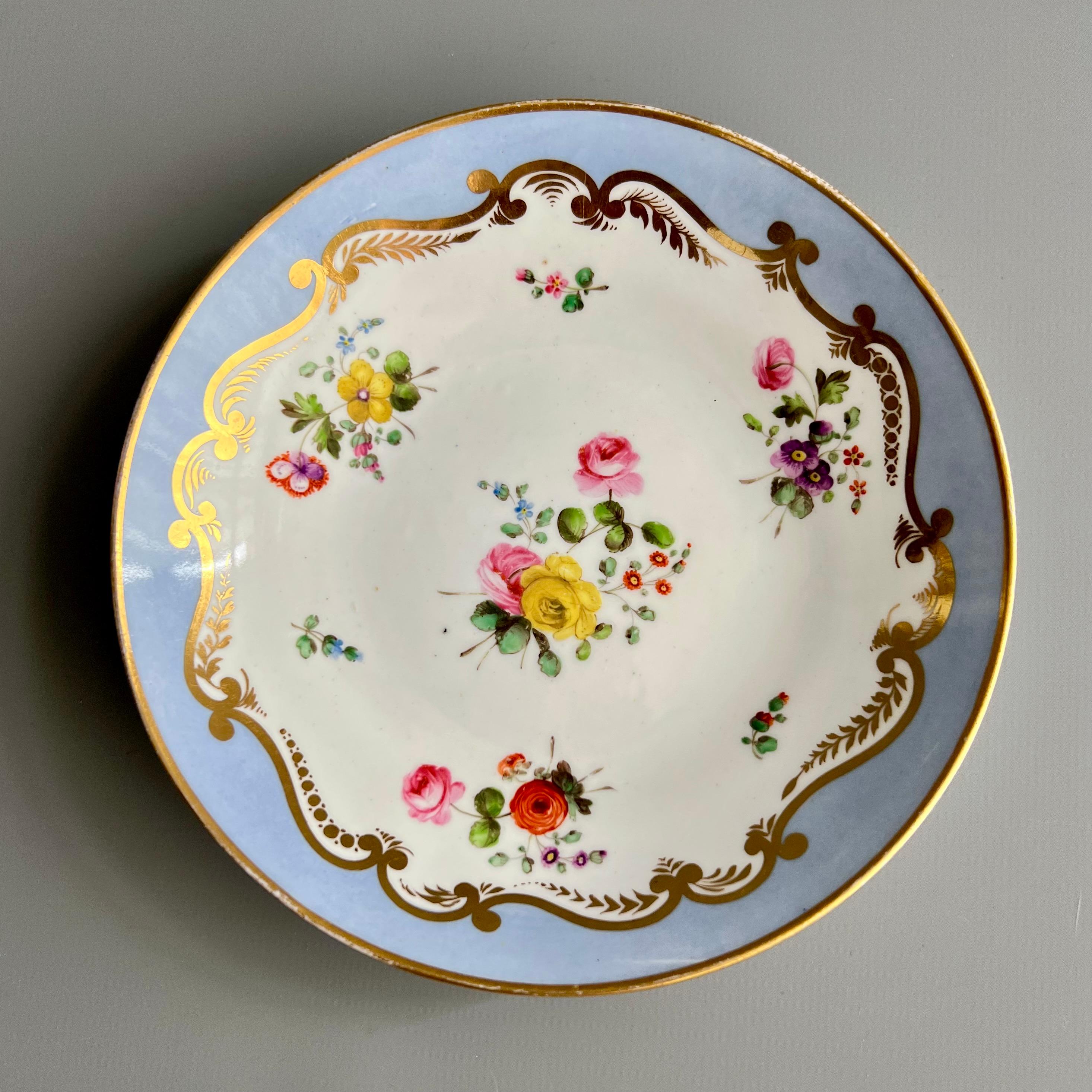 Anglais Trio de tasses à thé en porcelaine Spode, bleu lavande avec gerbes de fleurs, Régence vers 1815 en vente