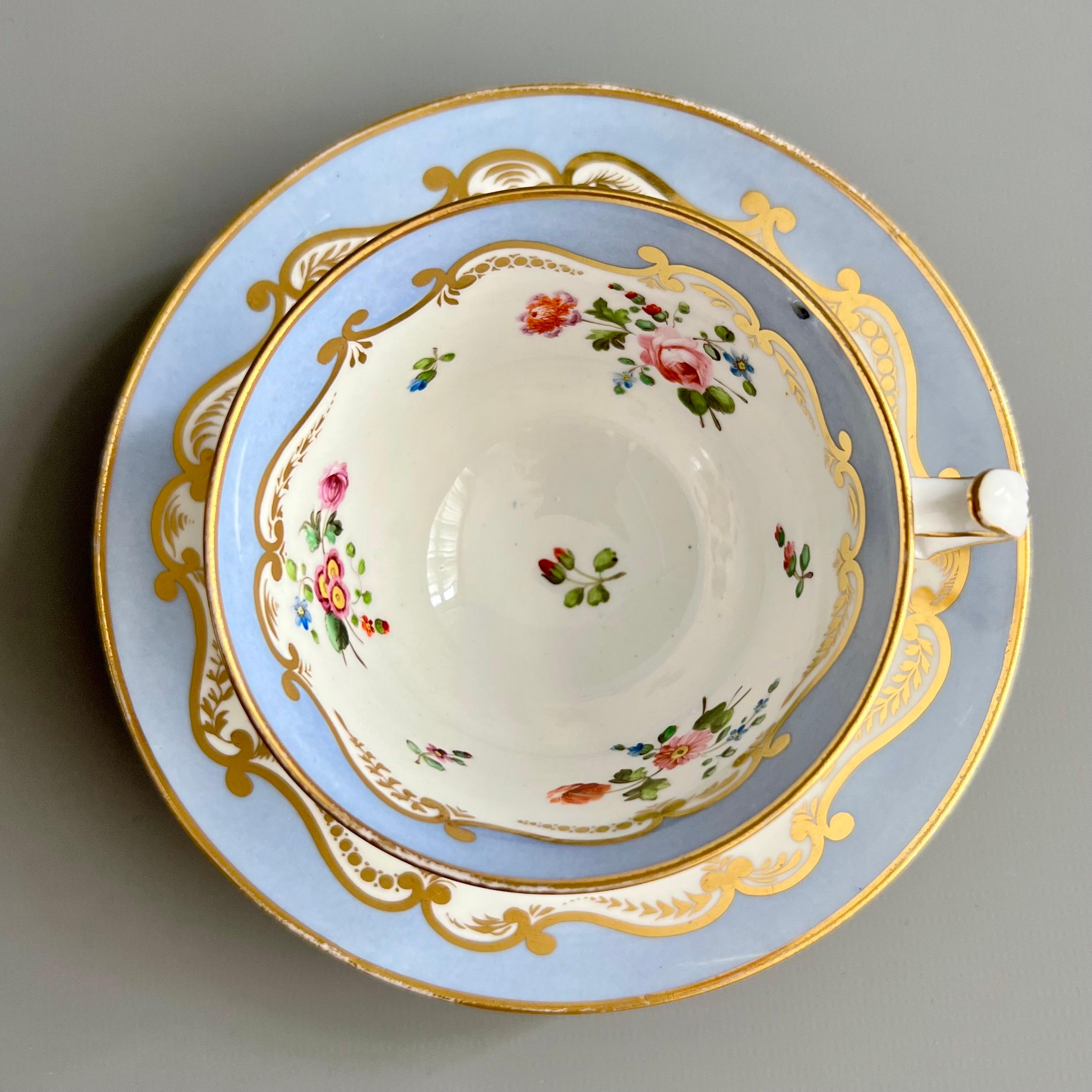 Peint à la main Trio de tasses à thé en porcelaine Spode, bleu lavande avec gerbes de fleurs, Régence vers 1815 en vente
