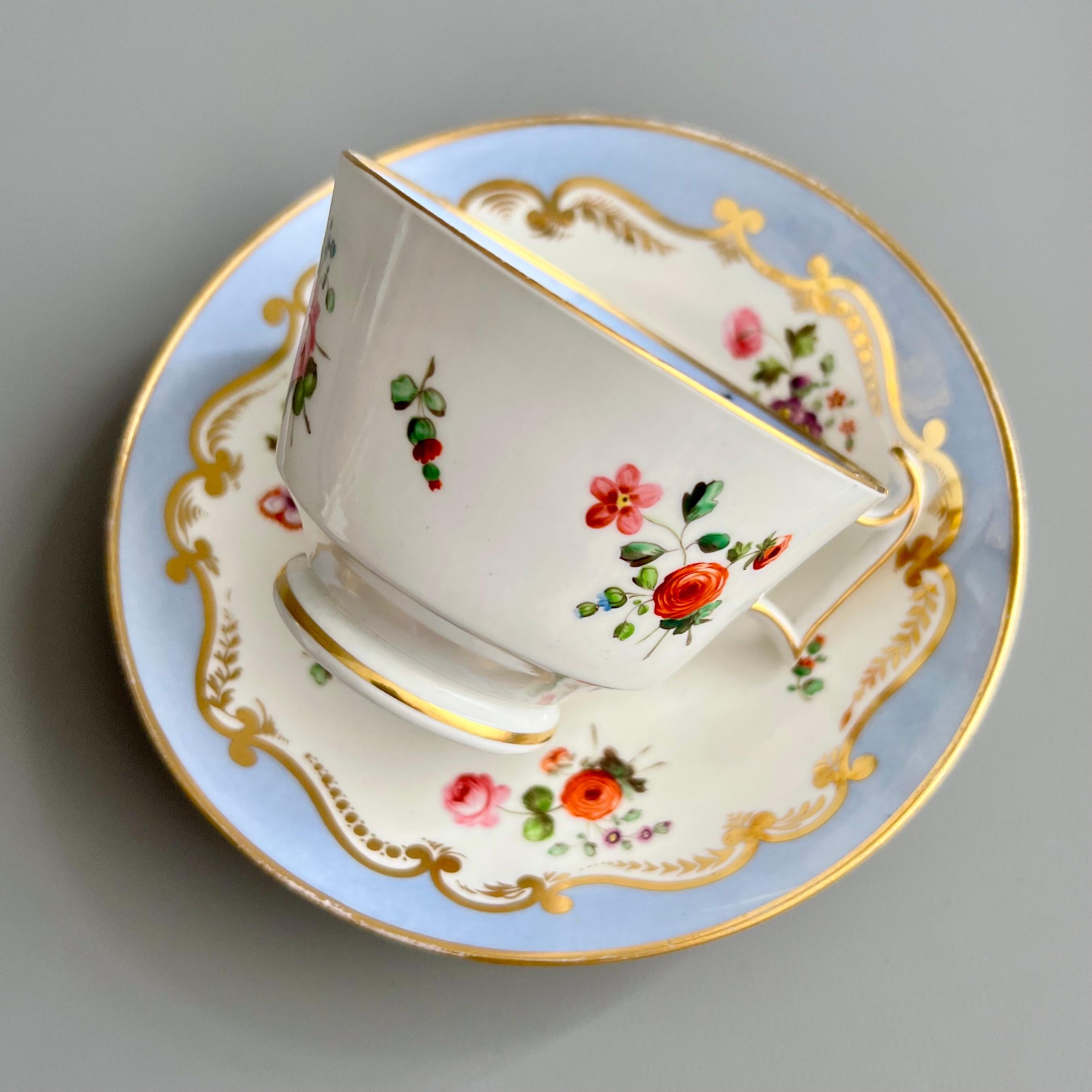 Début du XIXe siècle Trio de tasses à thé en porcelaine Spode, bleu lavande avec gerbes de fleurs, Régence vers 1815 en vente