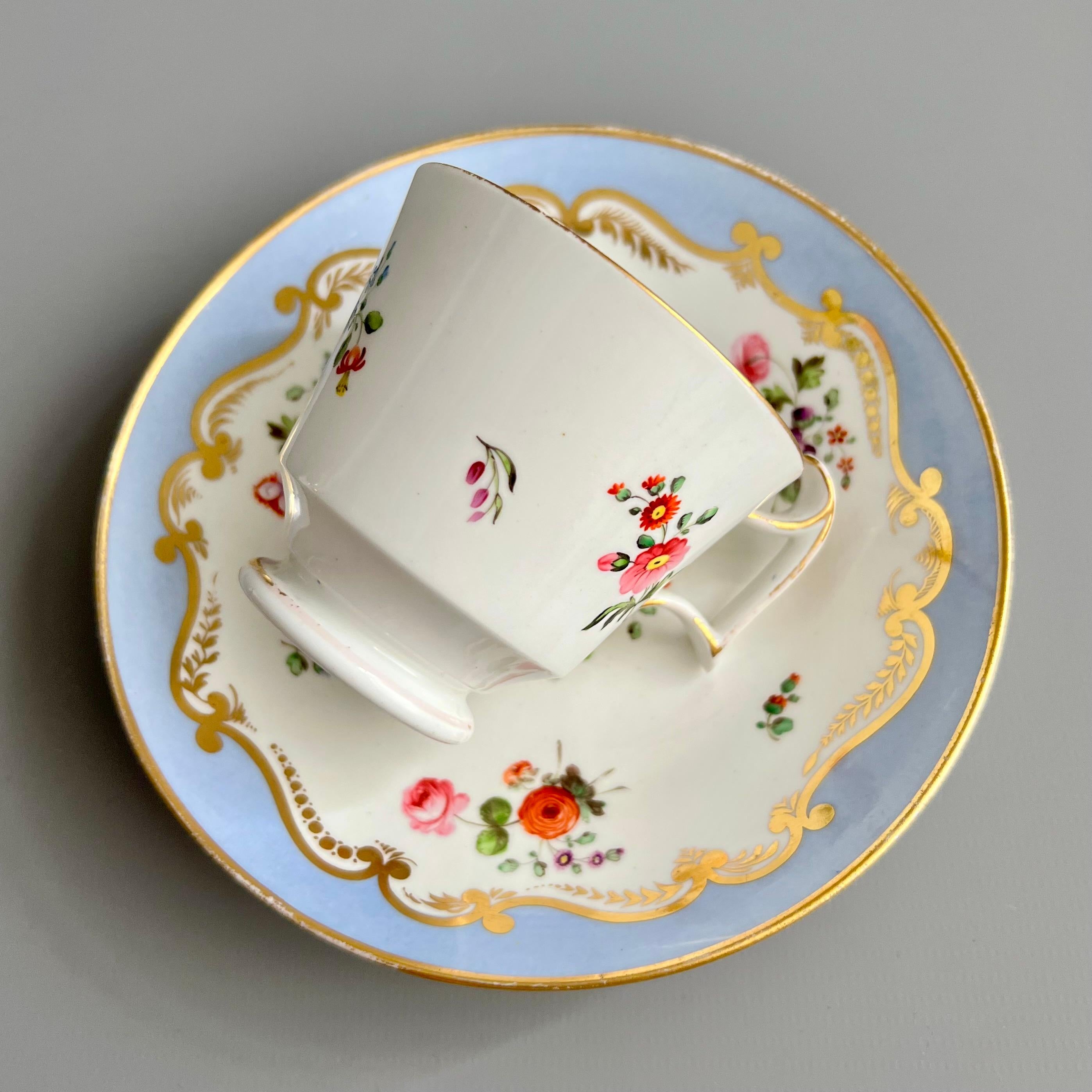 Porcelaine Trio de tasses à thé en porcelaine Spode, bleu lavande avec gerbes de fleurs, Régence vers 1815 en vente