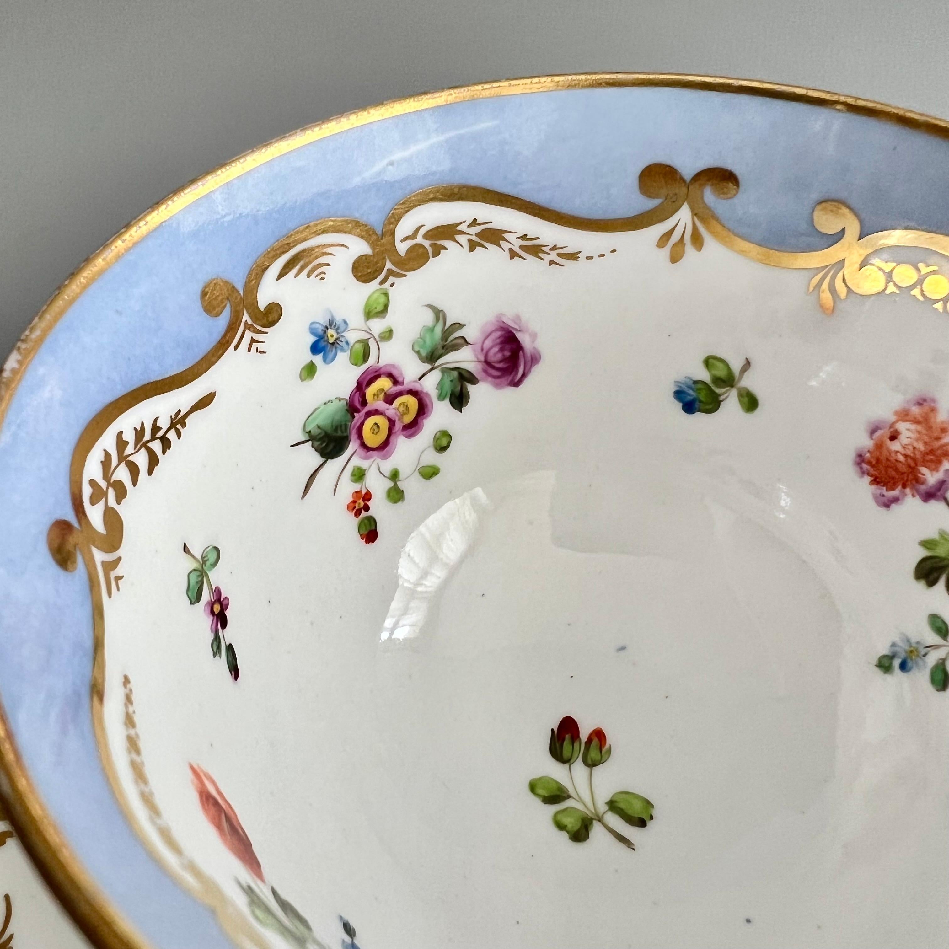 Trio de tasses à thé en porcelaine Spode, bleu lavande avec gerbes de fleurs, Régence vers 1815 en vente 1