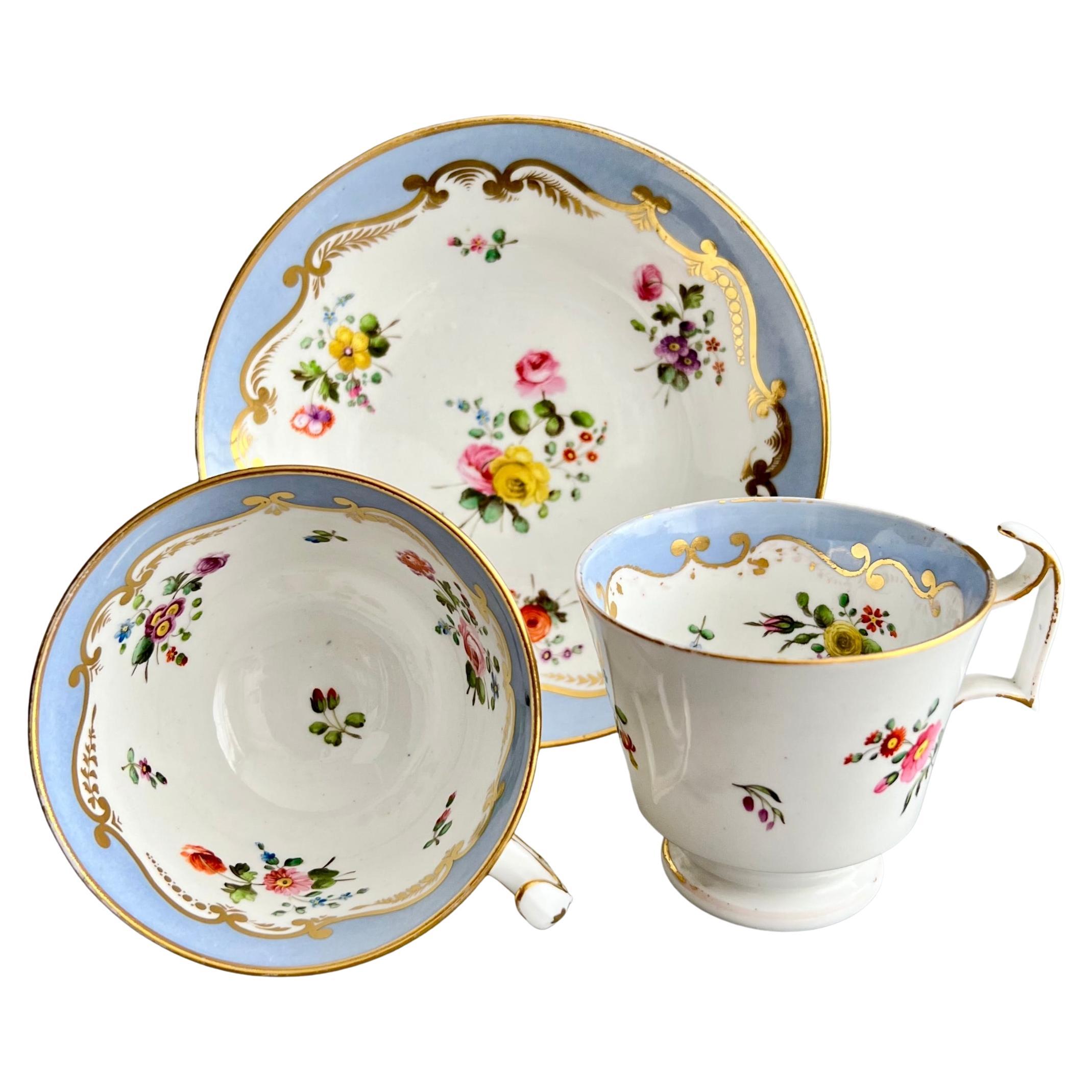 Trio de tasses à thé en porcelaine Spode, bleu lavande avec gerbes de fleurs, Régence vers 1815