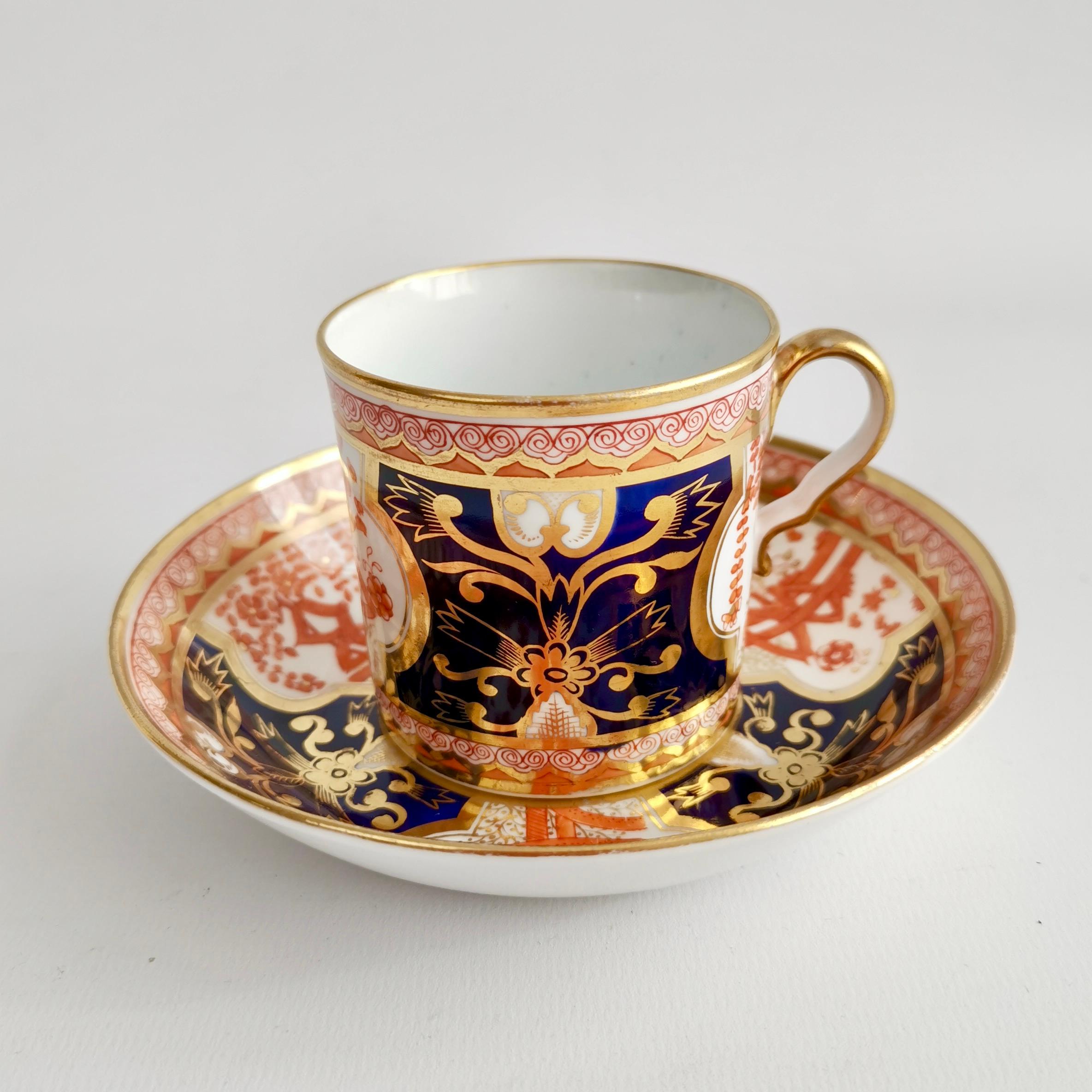 Peint à la main Trio de tasses à thé en porcelaine Spode, motif du dollar Imari rouge, Régence, vers 1810 en vente