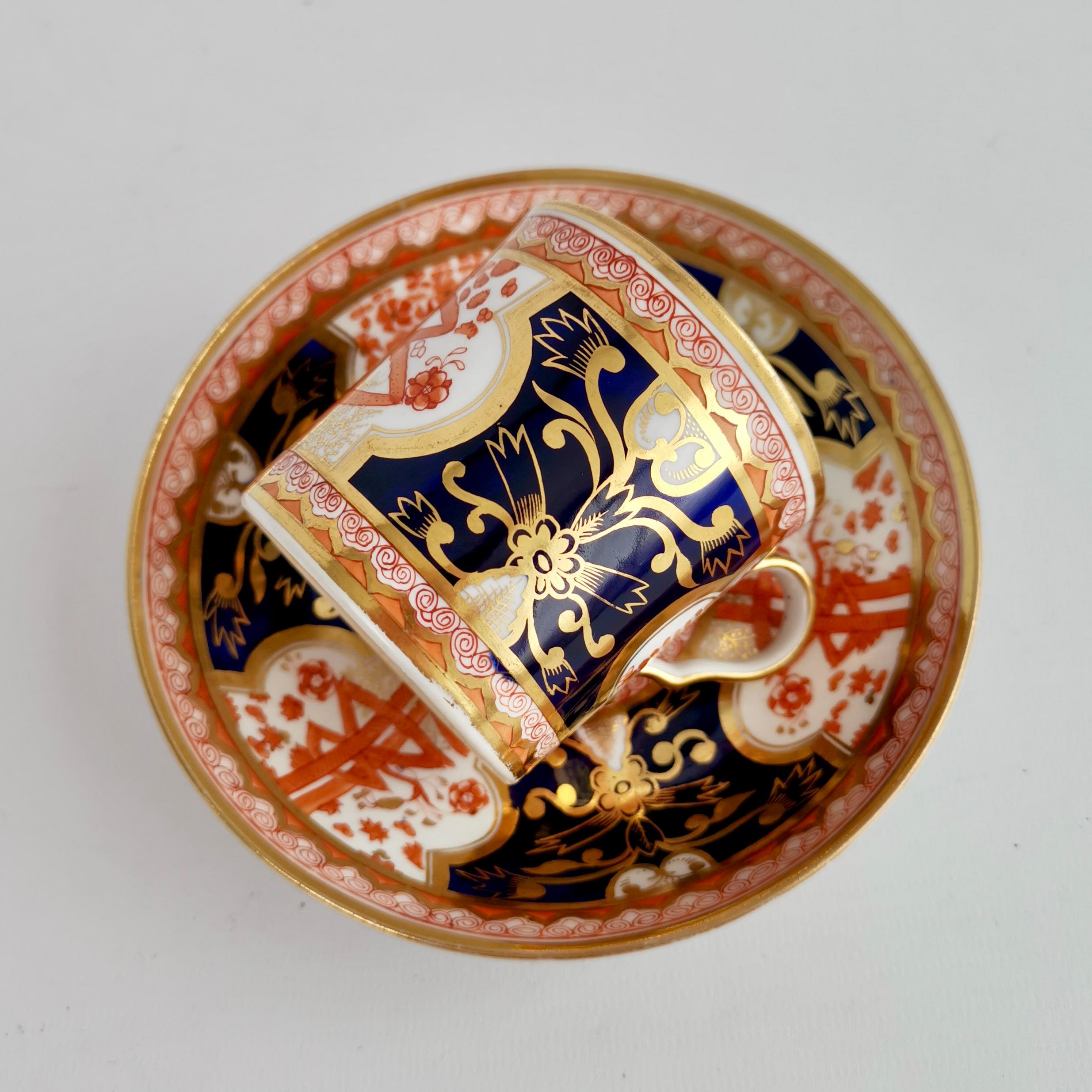 Début du XIXe siècle Trio de tasses à thé en porcelaine Spode, motif du dollar Imari rouge, Régence, vers 1810 en vente