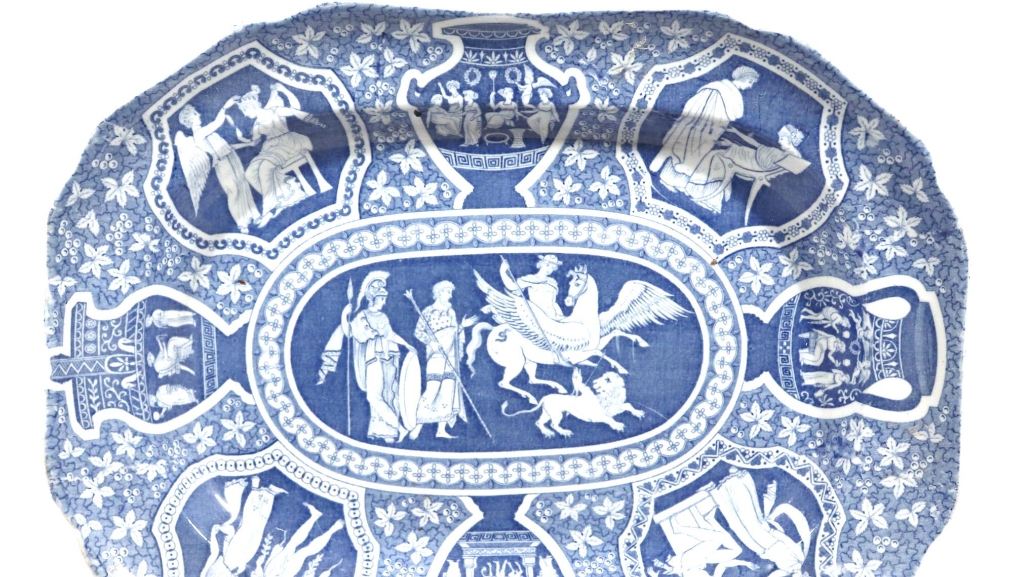 Plat bleu Spode Pottery à motif grec néoclassique Bon état - En vente à Downingtown, PA