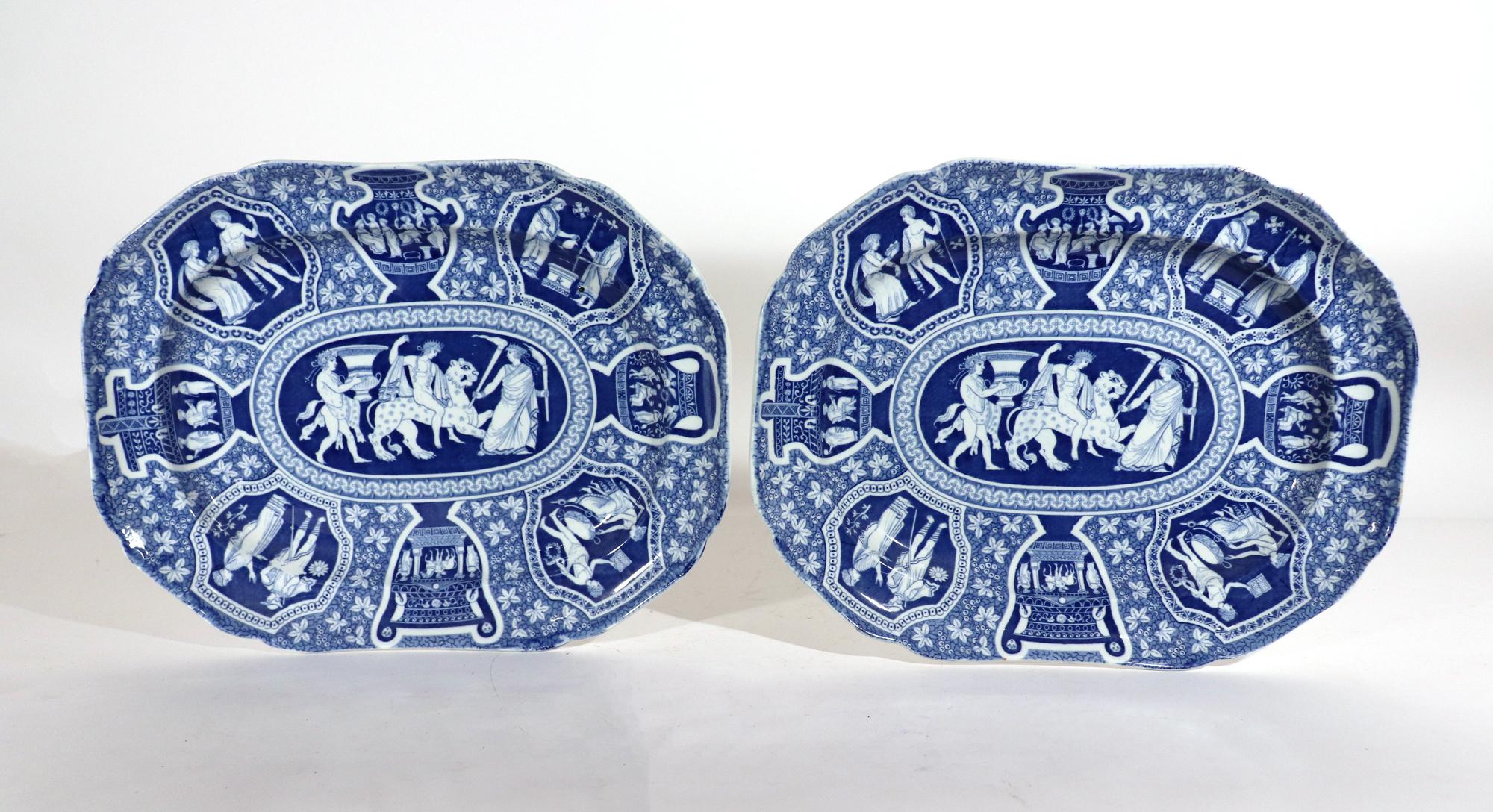Paire de plats bleus à motif grec néoclassique en poterie Spode,
Bacchus monté sur une panthère,
Début du 19e siècle 

Les plats rectangulaires à coins cannelés de la poterie Spode à motif grec sont imprimés en bleu de scènes néoclassiques sur