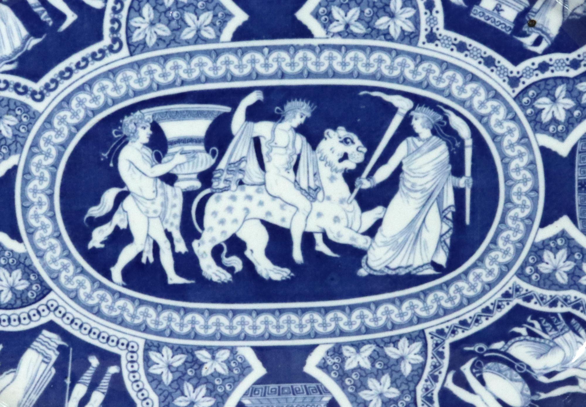 Spode Pottery, grande paire de plats néoclassique à motif grec bleu Bon état - En vente à Downingtown, PA