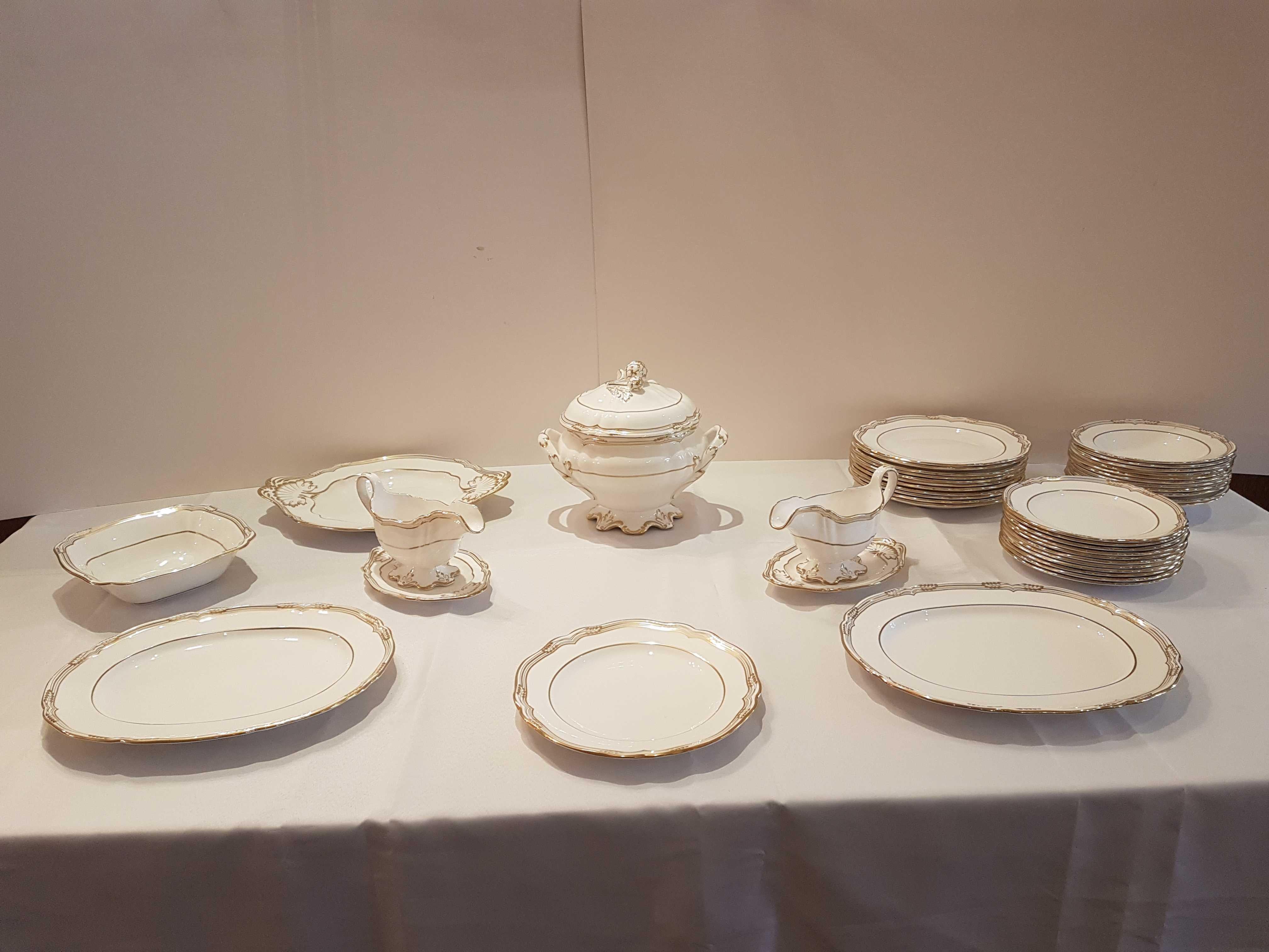 An hand-worked English bone china dinner service.
An inspired interpretation of the spirit of English silver, an abundance of hand-worked gold is used to accentuate the richness of detail in the distinctive traditional Spode's Stafford shape.
A