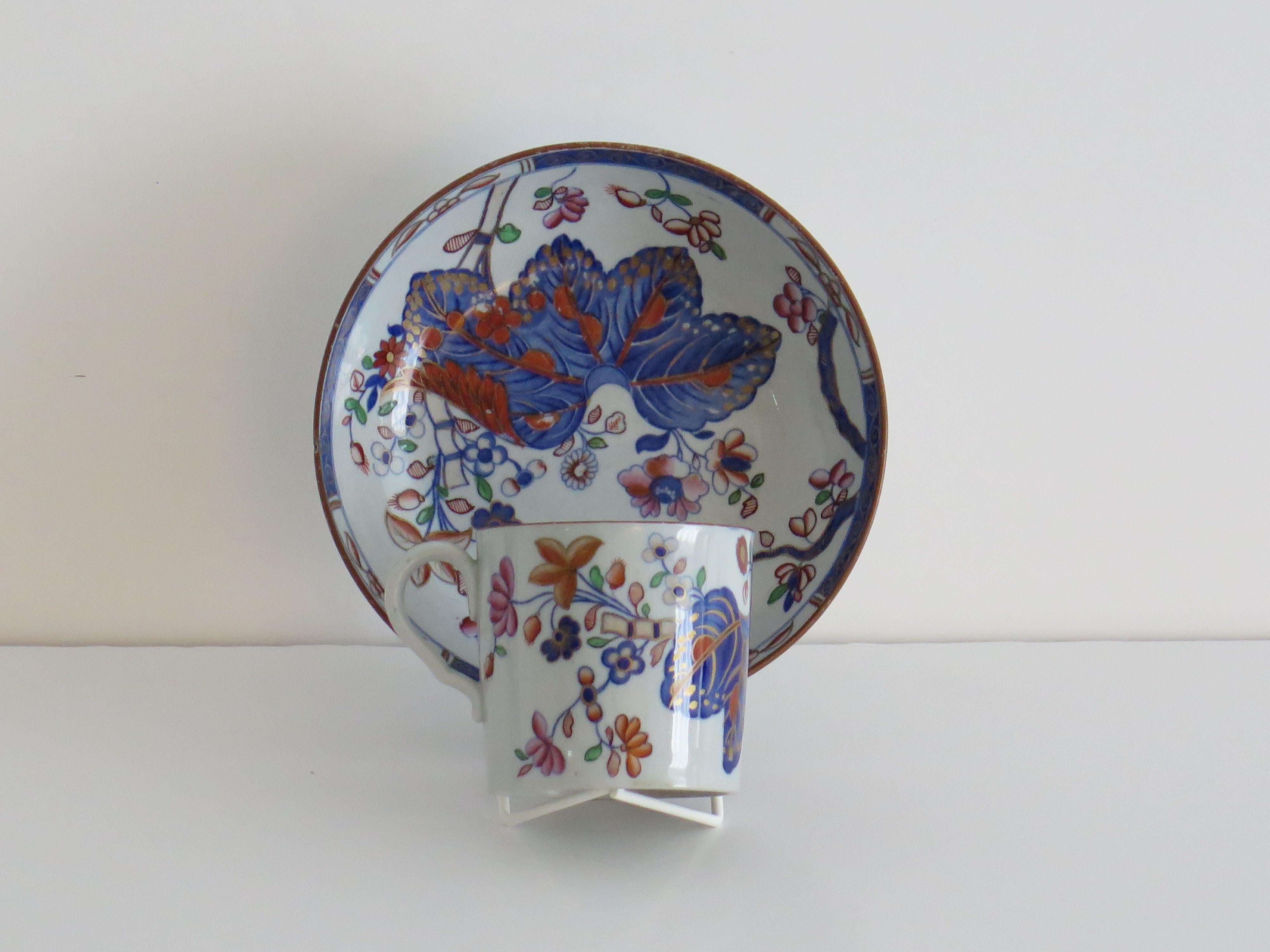 Esta es una muy buena lata de café y platillo/plato DUO de piedra China ( ironstone)  por SPODE en la época georgiana inglesa, hacia 1820. 

Ambas piezas están bellamente decoradas a mano con el característico motivo de hojas de tabaco, número de