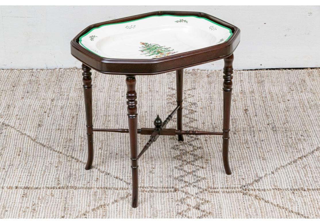 Victorien Spode - Plat à viande en grès avec arbre de Noël sur Stand en vente