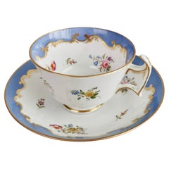 Tasse à thé et soucoupe Spode, gerbes de fleurs bleu lavande et bleu lavande, Régence, vers 1815