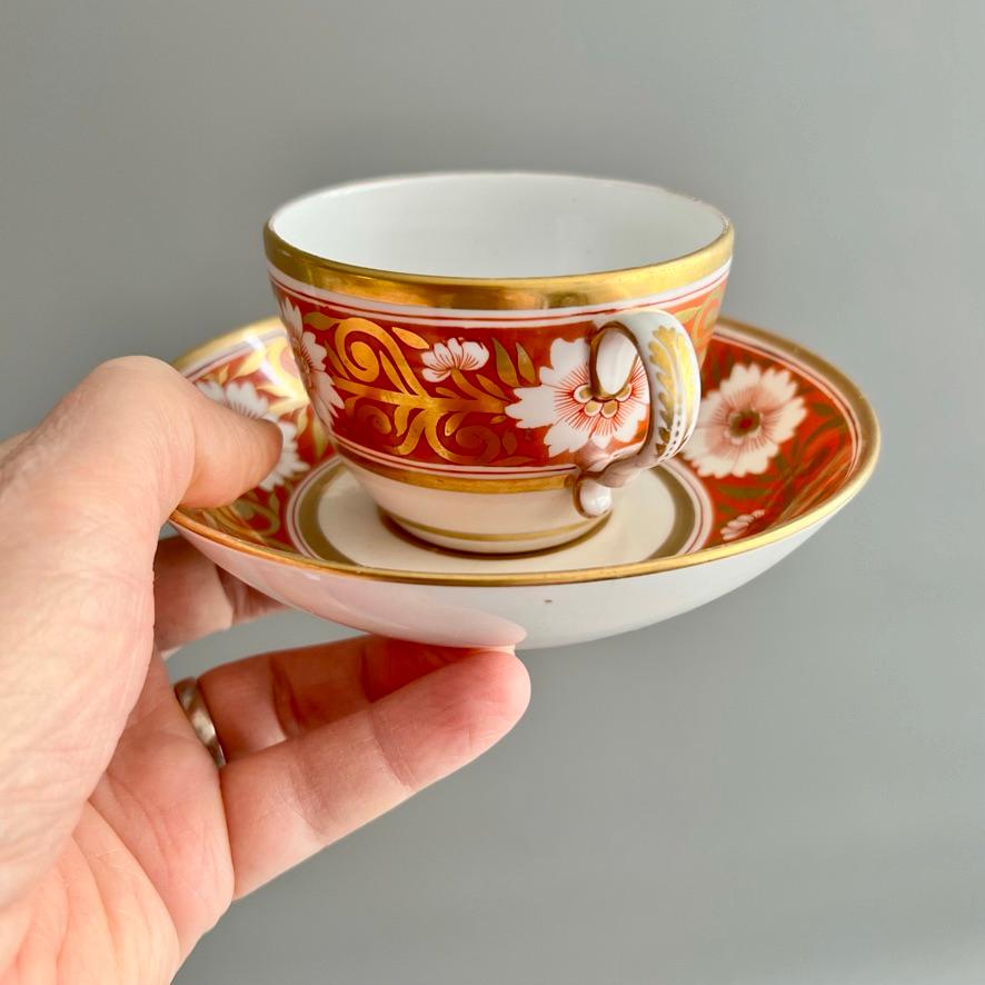 Il s'agit d'une belle tasse à thé et d'une soucoupe fabriquées par Spode vers 1810. L'ensemble est en forme de 