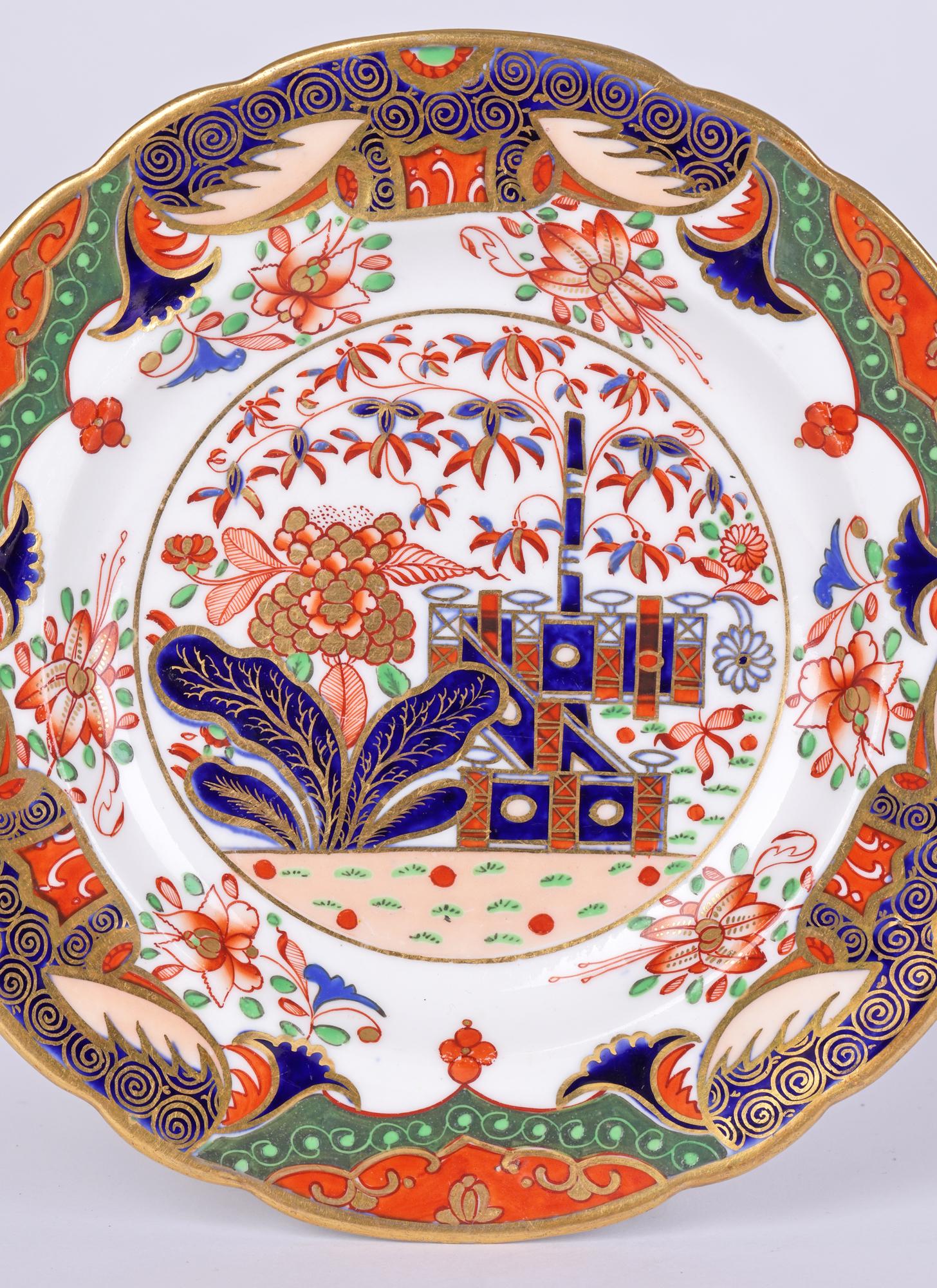 Spode Drei georgianische verzierte Porzellanteller mit Imari-Muster 967 (Frühes 19. Jahrhundert) im Angebot