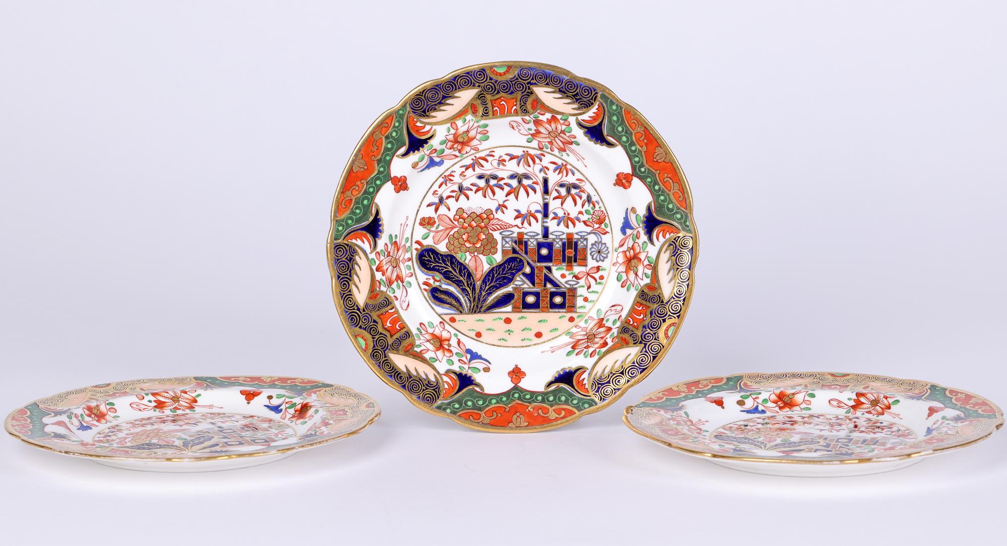 Porcelaine Spode Trois assiettes en porcelaine décorées Spode à motif Imari géorgien 967 en vente
