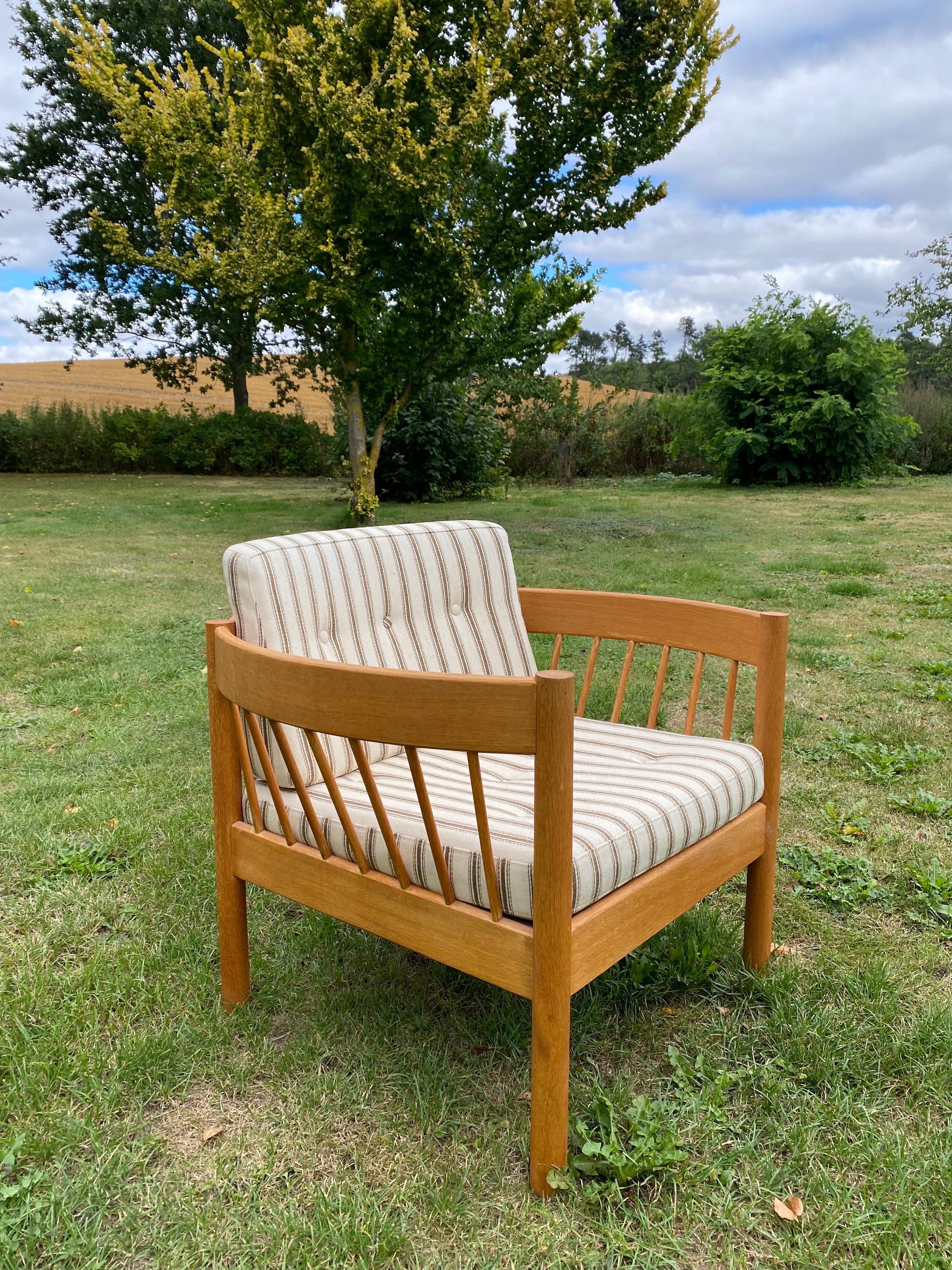 Lovely spoke back lounge chair in oak from the 1970s, upholstered with the original stribed wool (beige/white).

It reminds of a chair from Erik Jørgensen/Henning Kjærnulff/FDB or maybe Børge Mogensen. We have searched and searched, but we don´t