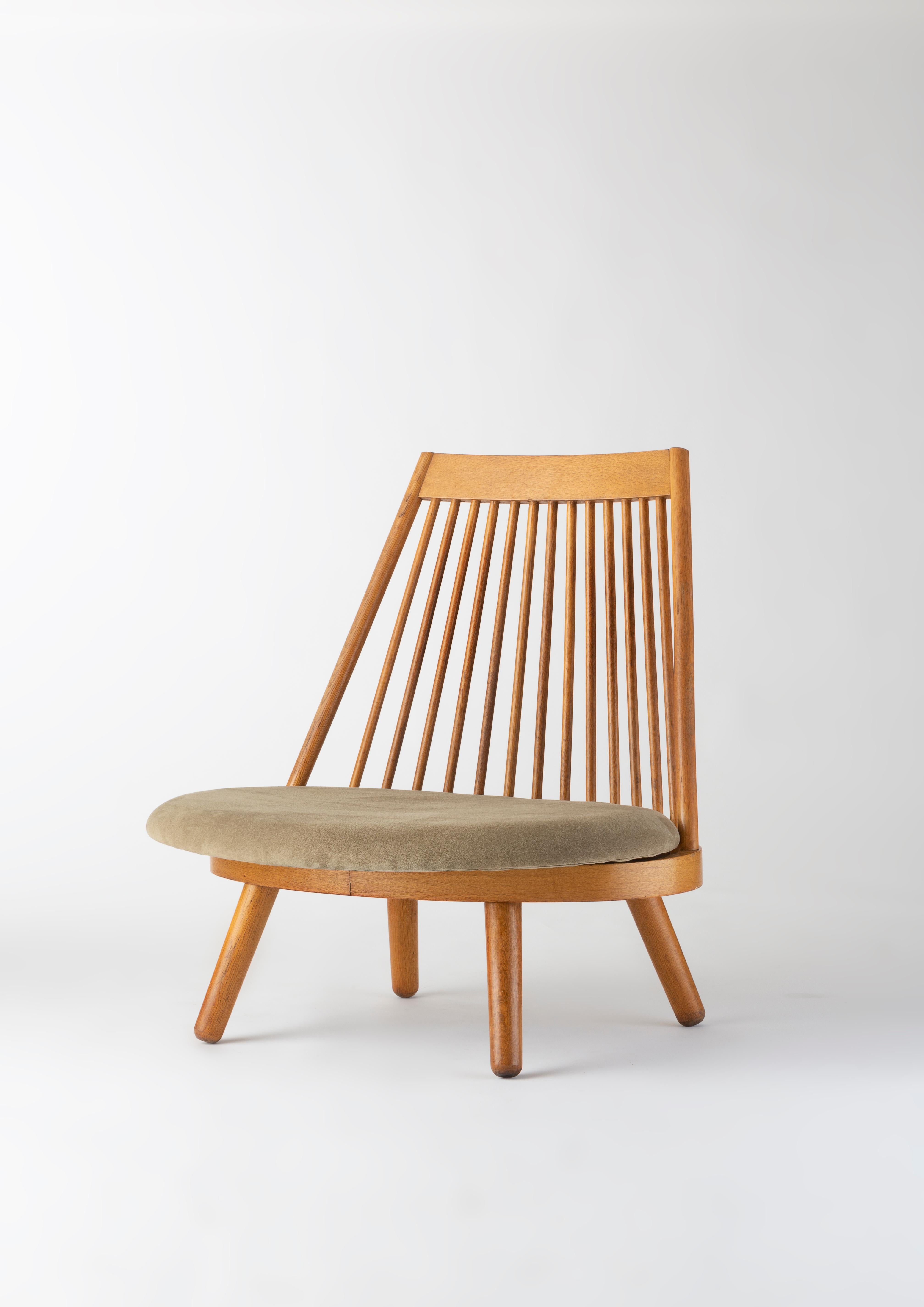 A large easy chair with spokes, known as the “Spoke Chair” by the Japanese designer Katsuhei Toyoguchi, in oak & fabric, manufactured by Tendo Mokko, Japan, the model designed in 1963
A very rare first edition.
 