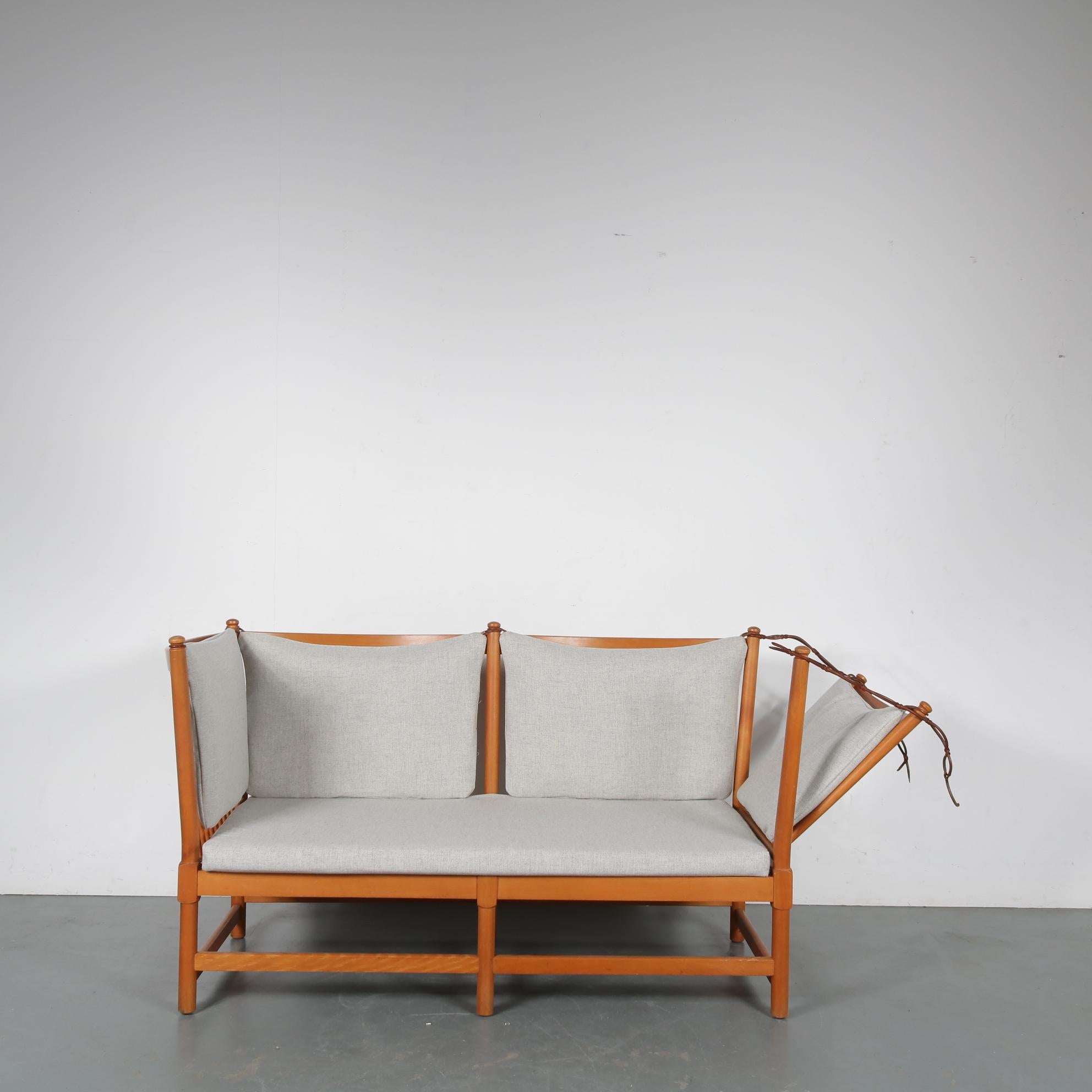 Magnifique canapé spokeback conçu par Børge Mogensen, fabriqué par Fritz Hansen au Danemark, 1963.

Cette pièce est faite de bois de hêtre de haute qualité et est nouvellement tapissée de tissu Kvadrat gris clair. Le canapé a un design très