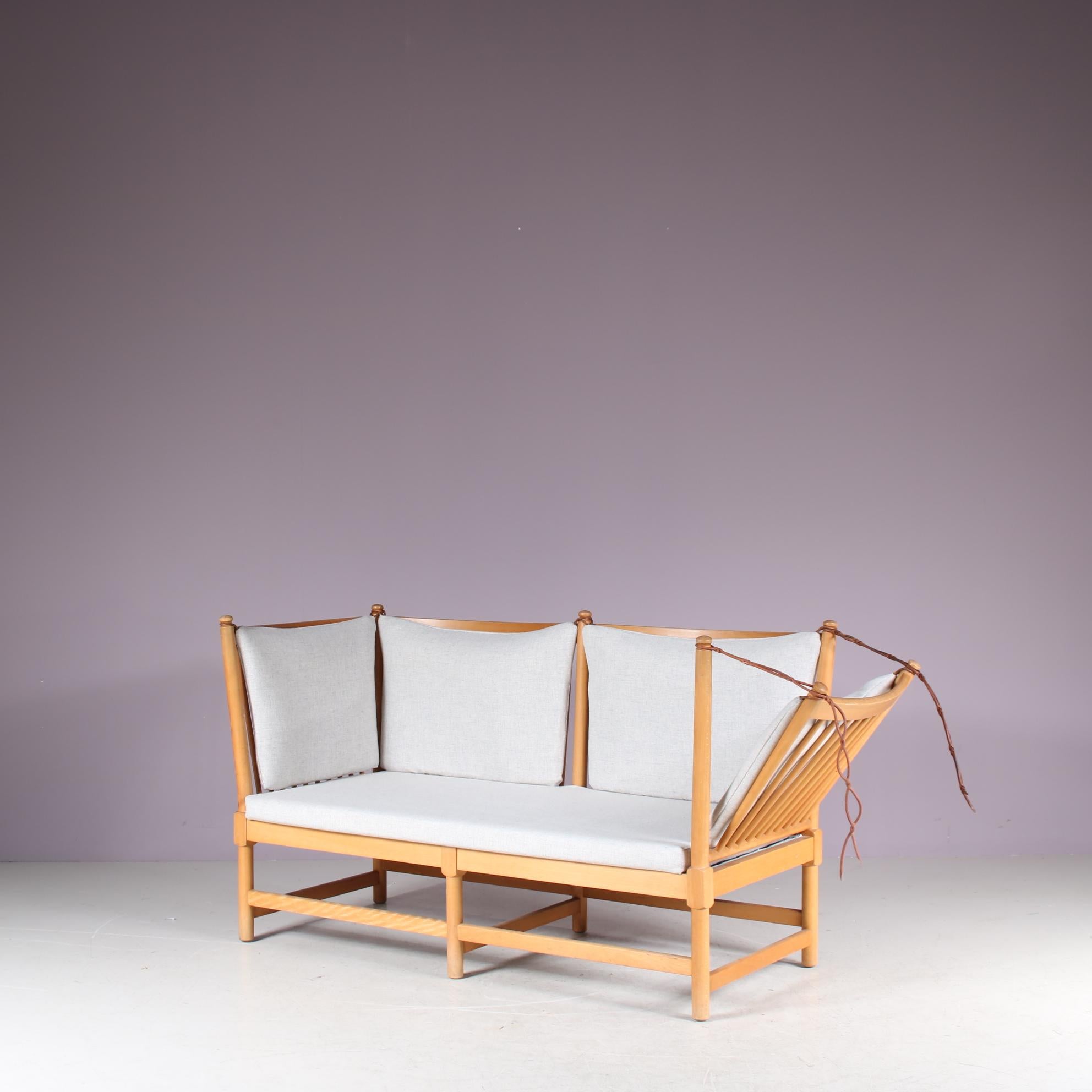 Magnifique canapé Design/One conçu par Børge Mogensen, fabriqué par Fritz Hansen au Danemark, 1963.

Cette pièce est fabriquée en bois de hêtre de haute qualité et est nouvellement recouverte d'un tissu Kvadrat gris clair. Le canapé a un design très