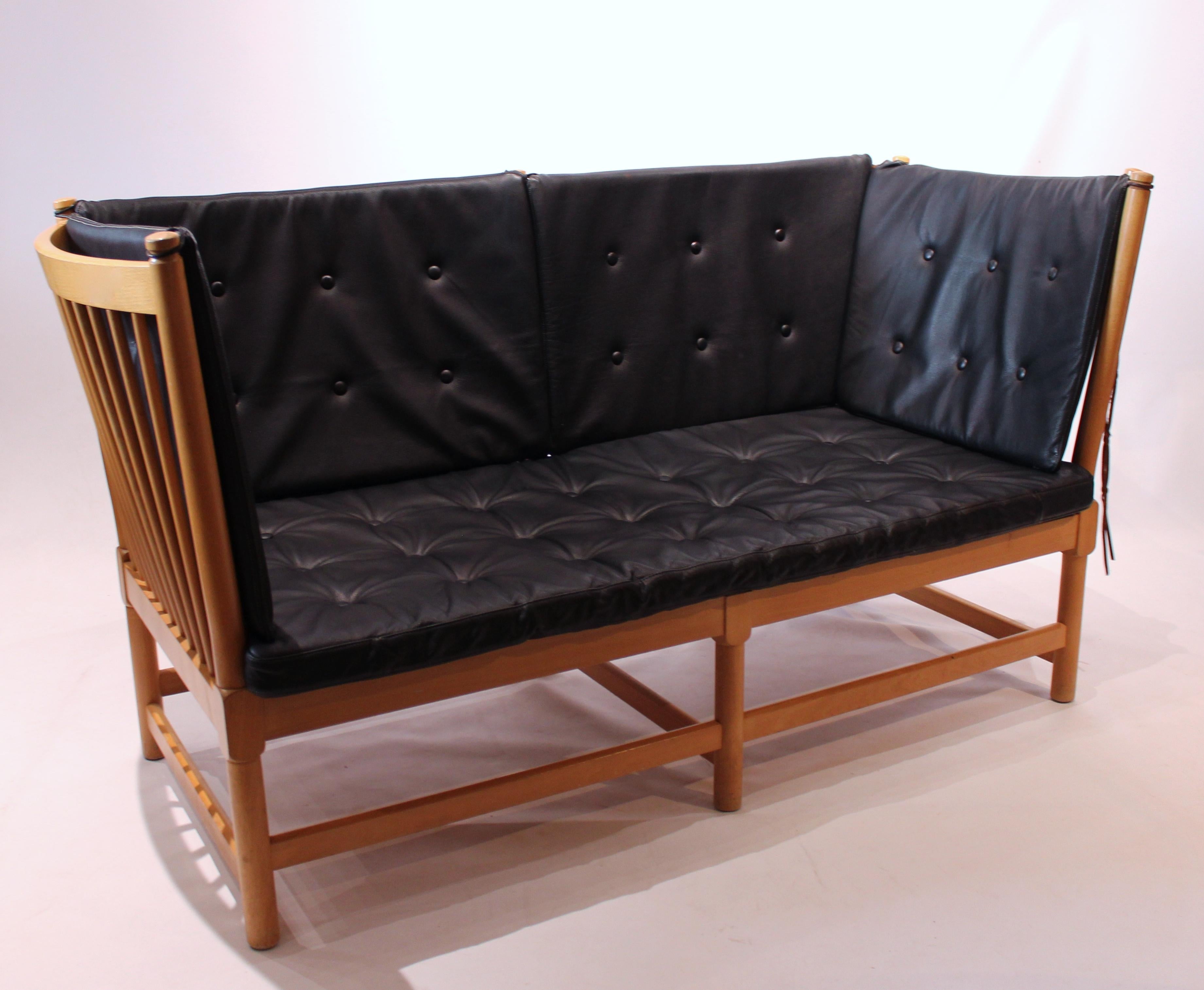 Spokeback sofa in beech and with originally upholstered cushions of classic black leather, designed by Børge Mogensen in 1945 and manufactured  by Fritz Hansen in 1985. The sofa is in great vintage condition.