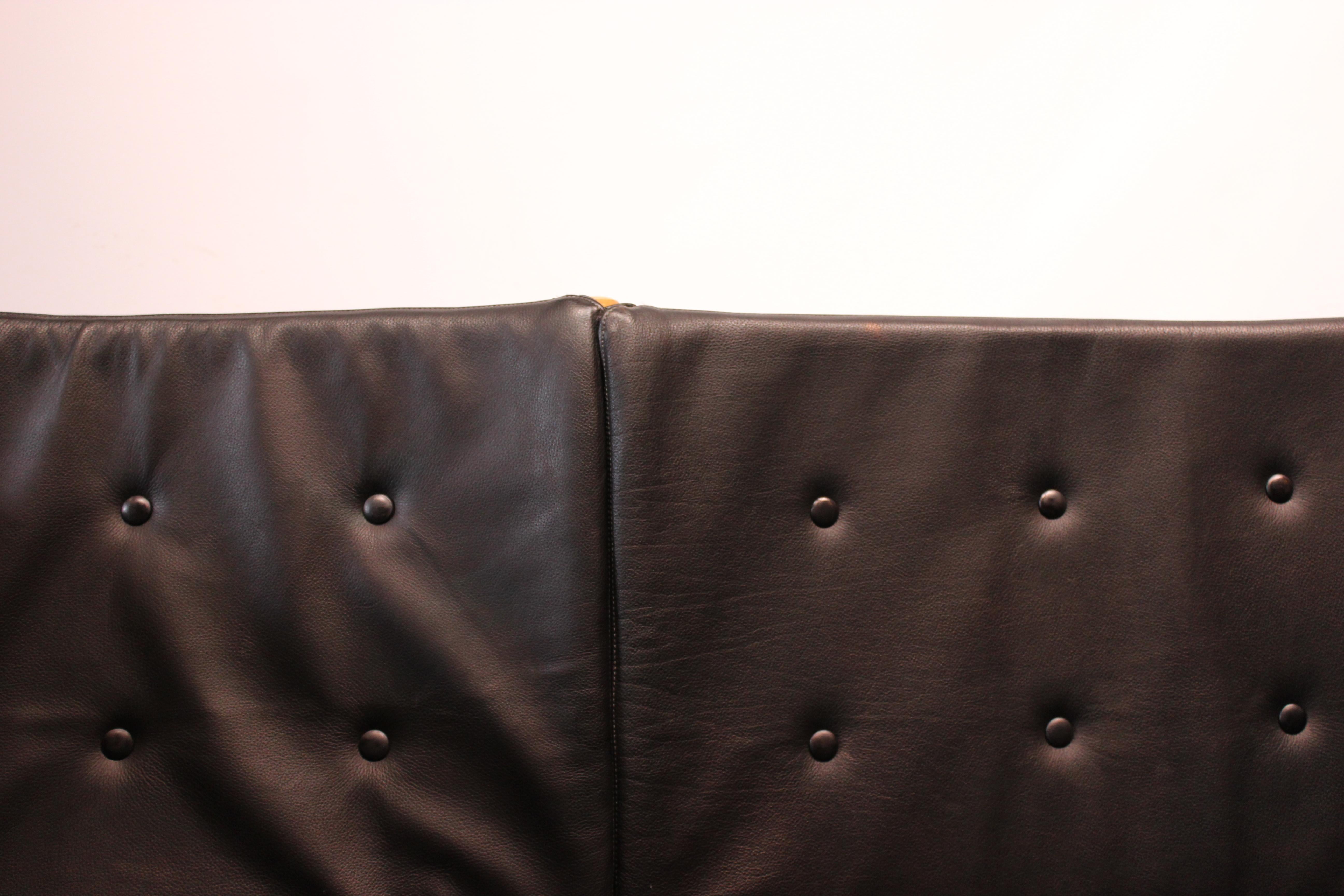 Spokeback sofa in beech and classic black leather, by Børge Mogensen, 1985 In Good Condition In Lejre, DK