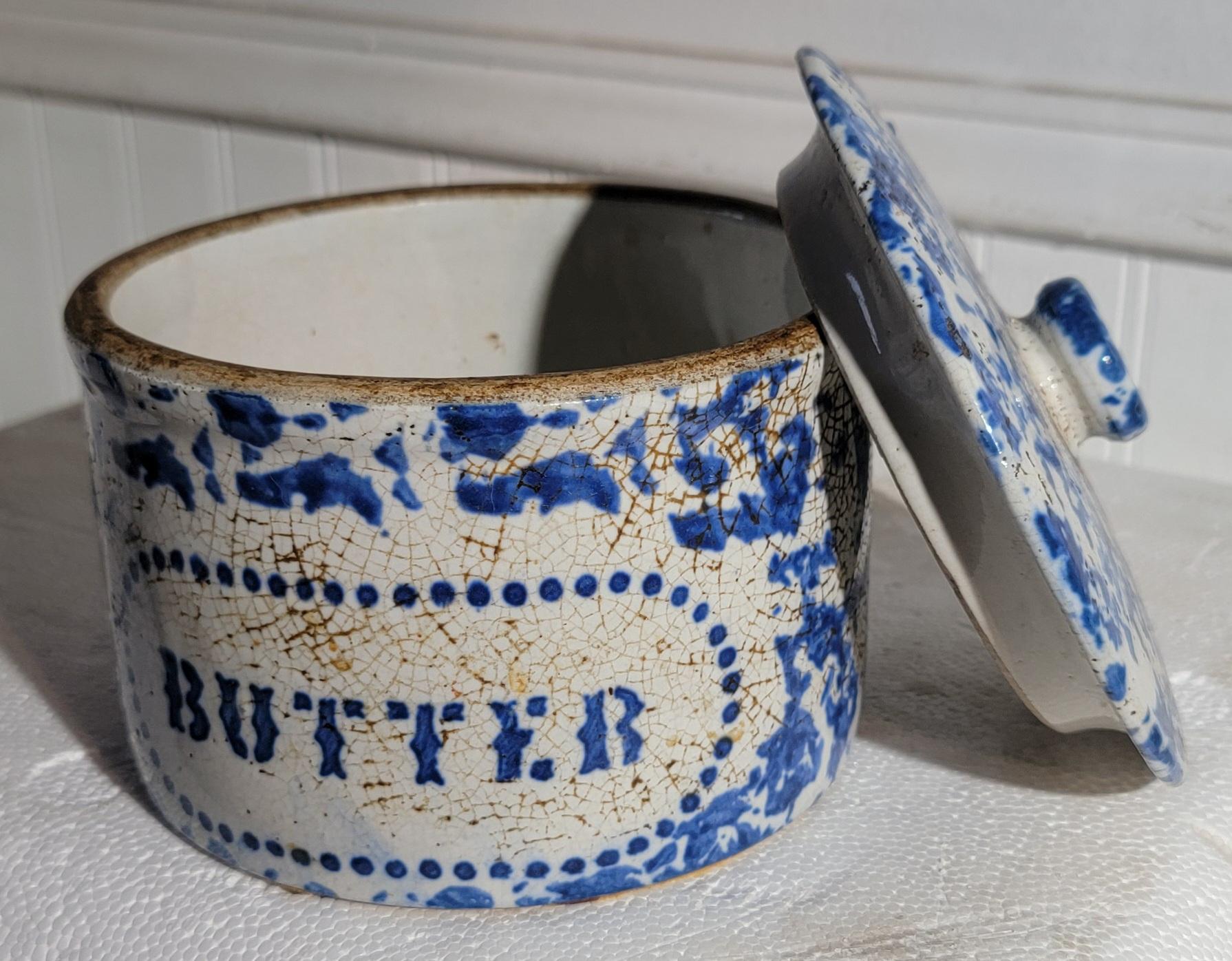 Portaburro del XIX secolo fatto e dipinto a mano con coperchio. Modello di spugna blu e bianca del XIX secolo con la parola burro al centro del recipiente. Bellissime ceramiche fatte a mano. 