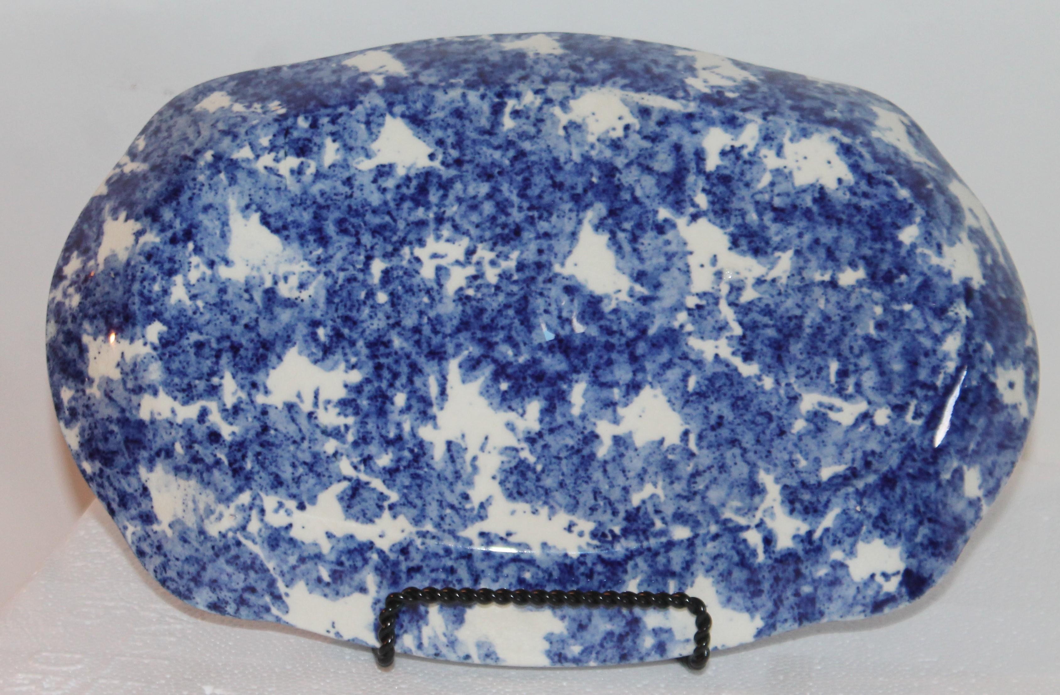 American Sponge Ware Collection of 19th Century Single Platter and 4 Vegetable Bowls For Sale