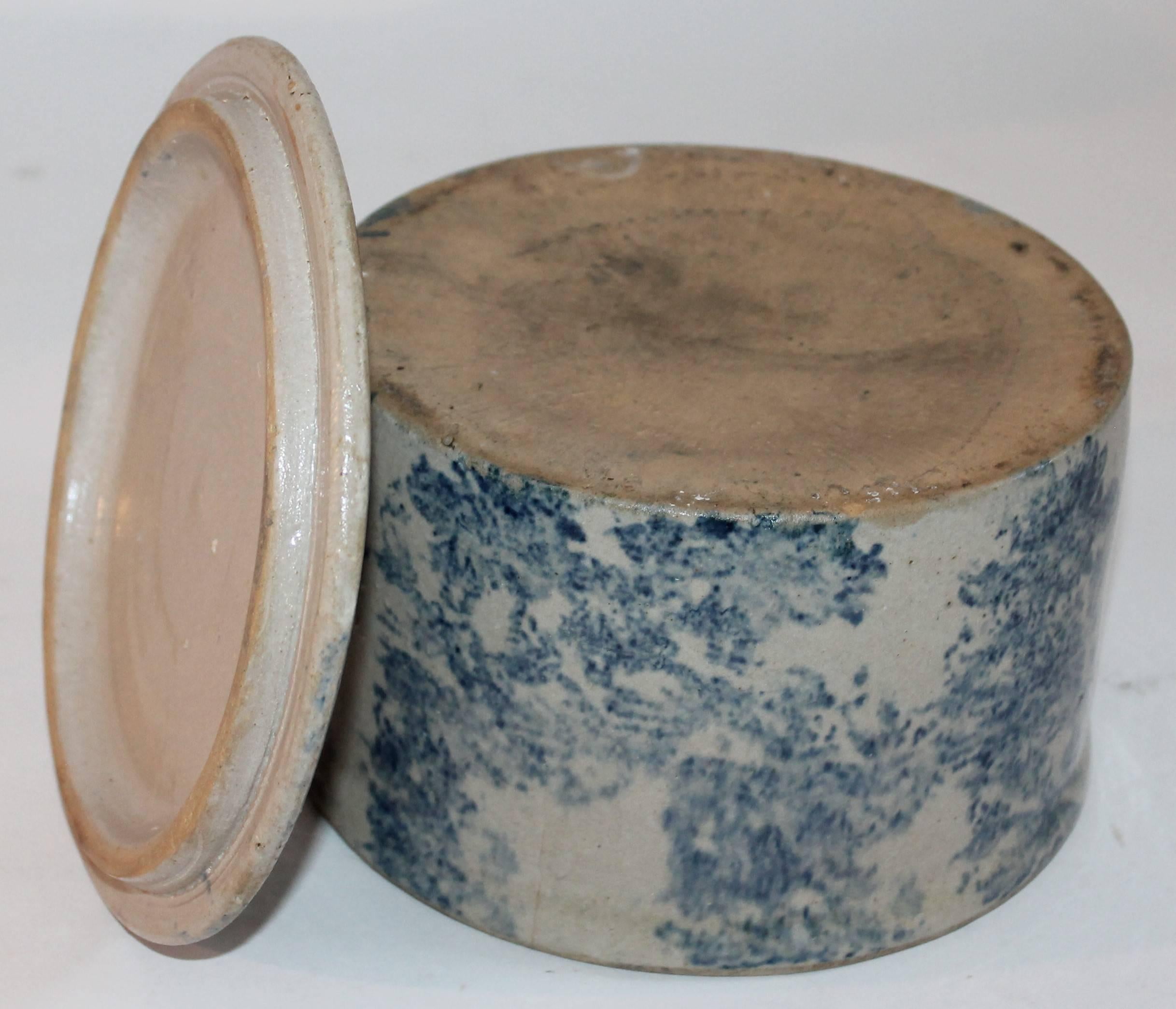 Spongeware Pottery 19th Century Crock with Lid In Excellent Condition In Los Angeles, CA