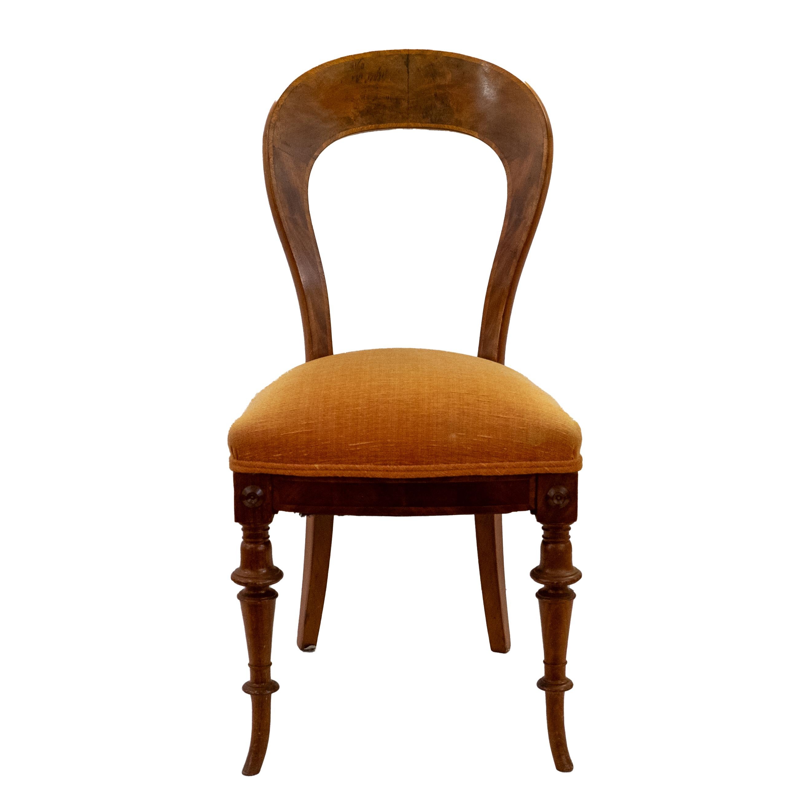 Trasforma la tua sala da pranzo con le nostre sedie da pranzo del XIX secolo con schienale a cucchiaio! Il nostro elegante set di 4 sedie è caratterizzato da schienali a cucchiaio robusti e sostenuti, che aggiungono stile e comfort al tuo spazio. Lo