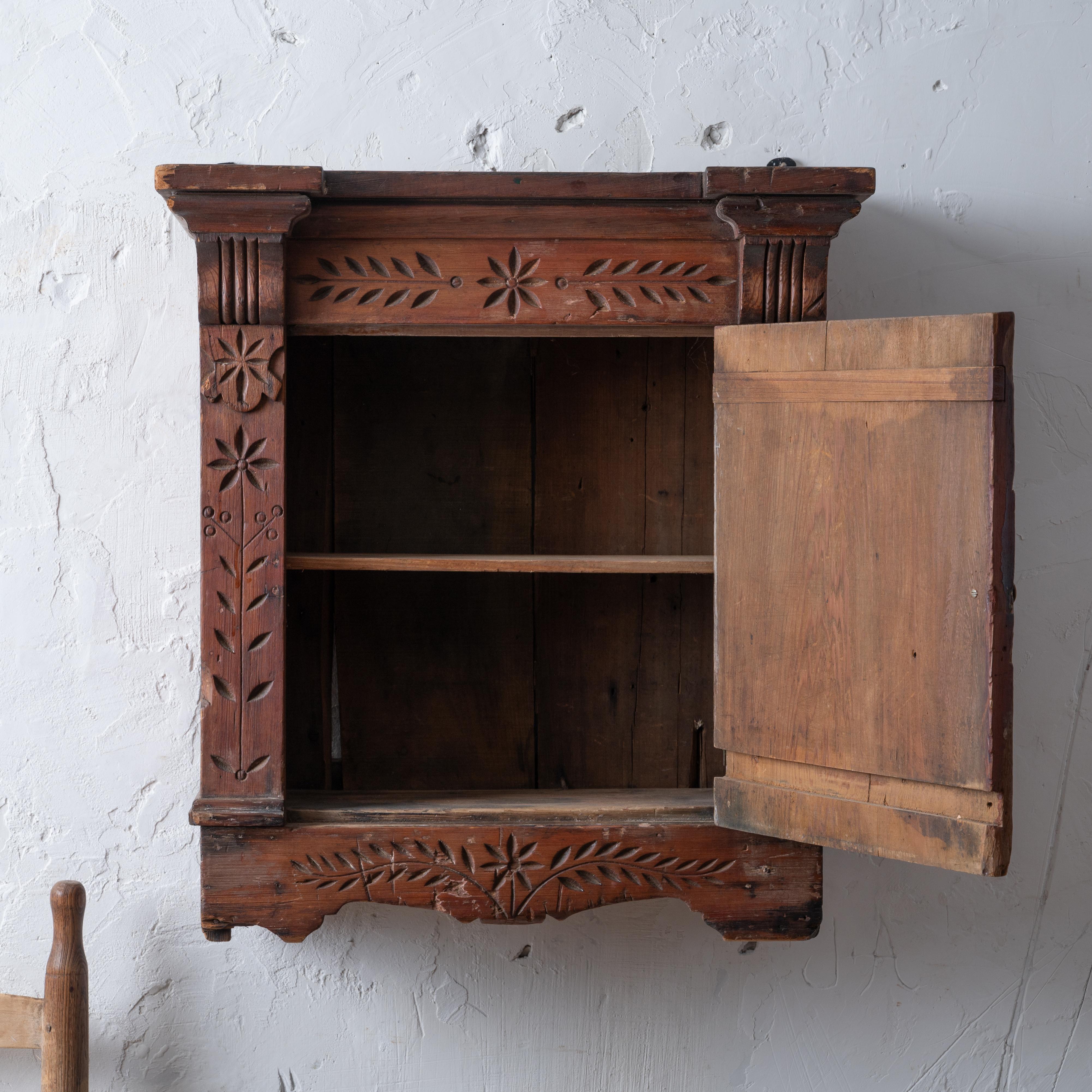 Spoon-Carved Pine Wall Cupboard, 19th Century In Fair Condition For Sale In Savannah, GA