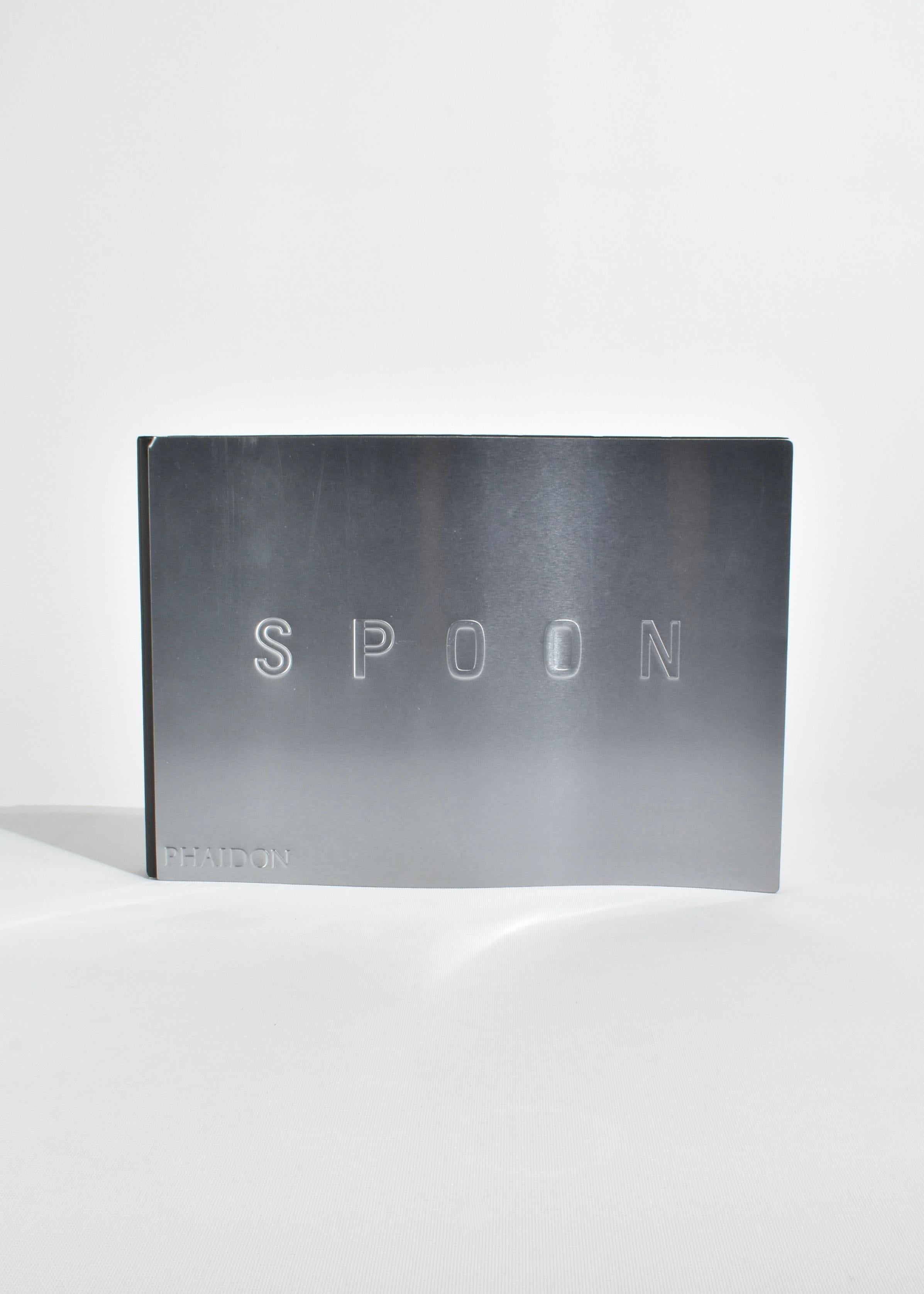 Livre de poche à couverture ondulée en acier présentant le travail de 100 designers de produits contemporains. Par Phaidon, publié en 2002. 1ère édition, 444 pages. 

