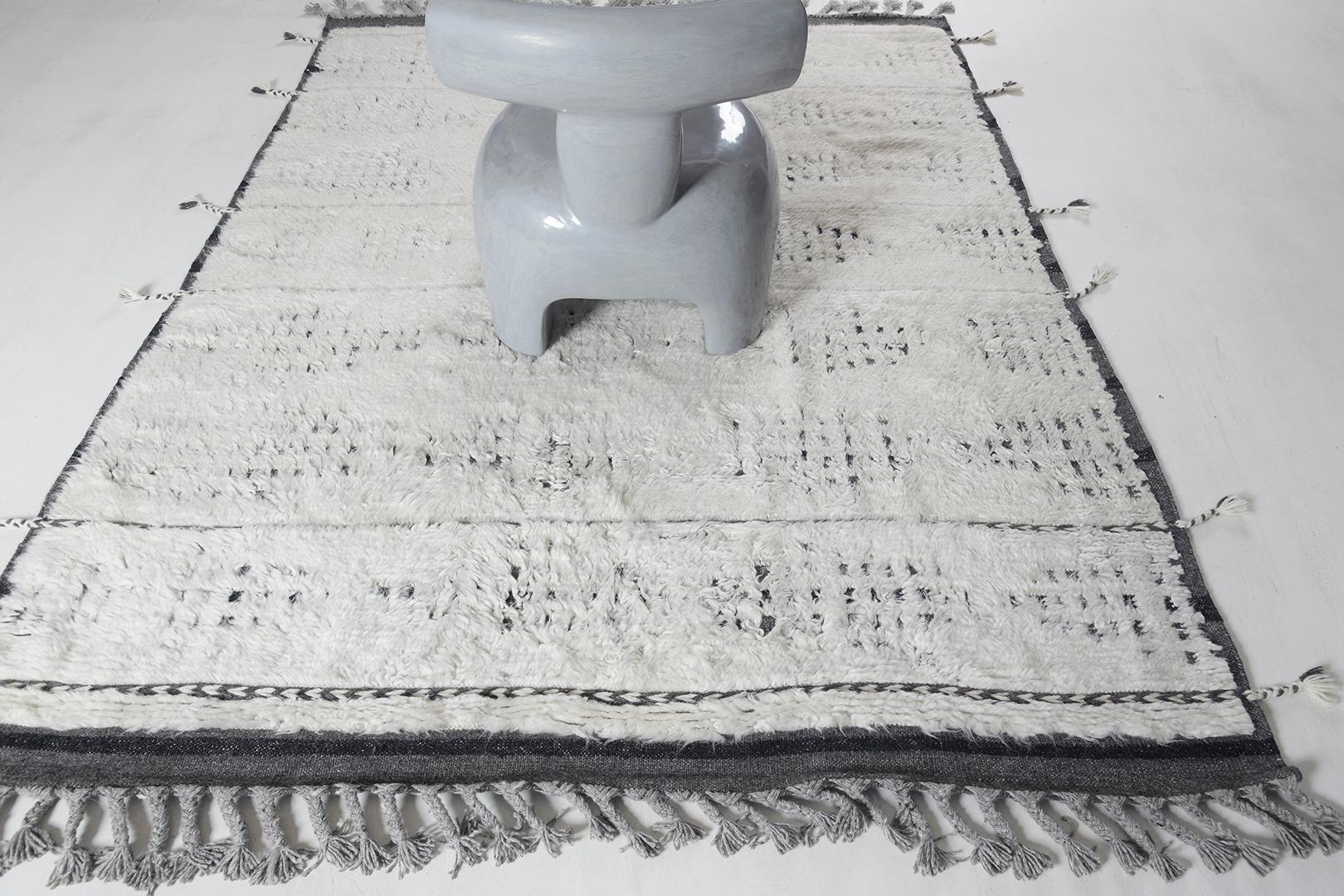 Spoonbill hat ein elegantes Wollflorgeflecht, das sich durch atemberaubende, neutrale Farbtöne und ein modernes, geprägtes Design auszeichnet, das Ihrem Interieur einen verwegenen Charme verleiht. Die Schlichtheit dieses Meisterwerks lässt Ihre