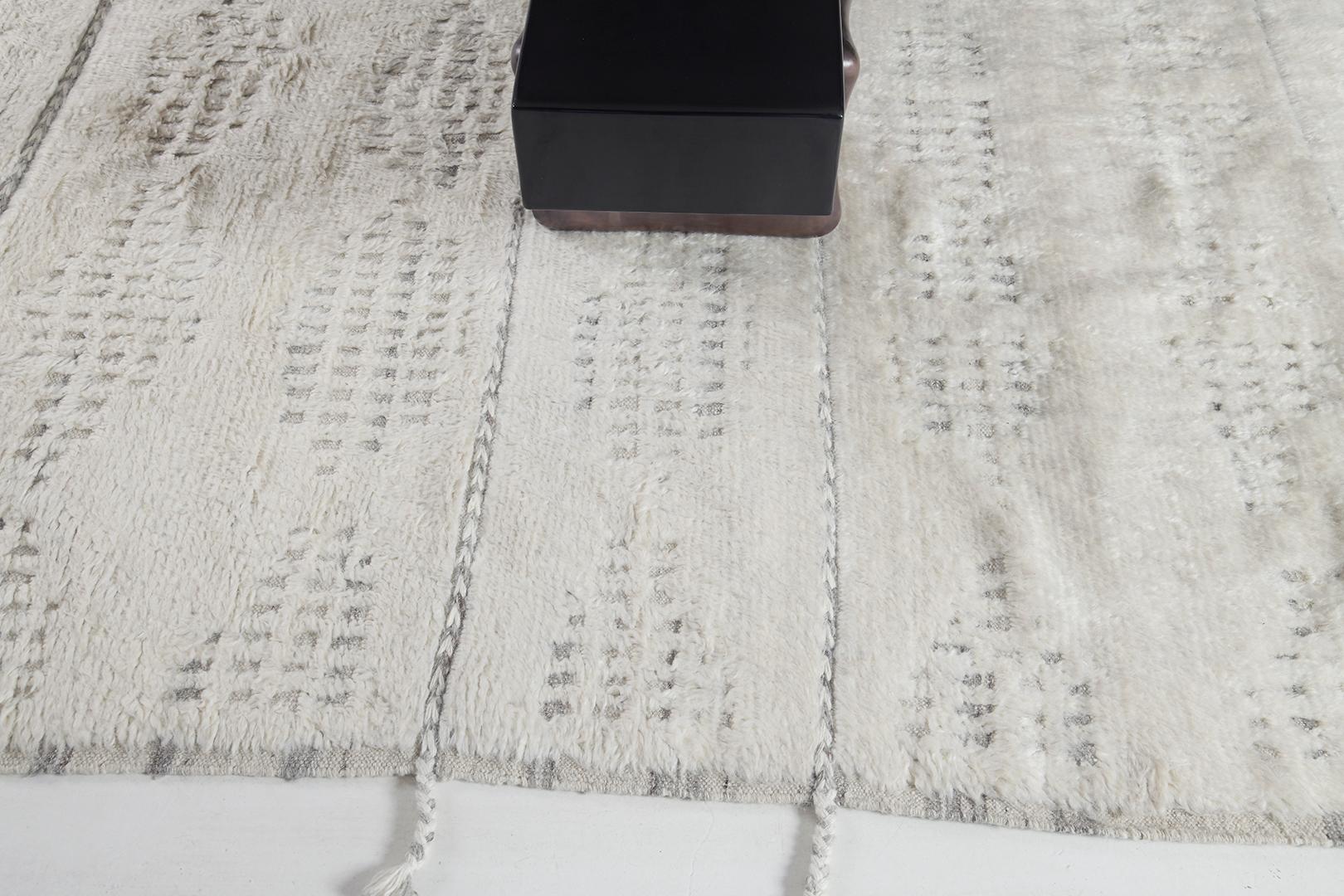 Spoonbill ist eine elegante Wolle mit aschgrauem, geprägtem und modernem Design, die Ihrem Interieur einen eleganten Charme verleiht. Die Schlichtheit dieses Meisterwerks lässt Ihre Kreativität in jedem Farbschema aufblühen. Die in Los Angeles