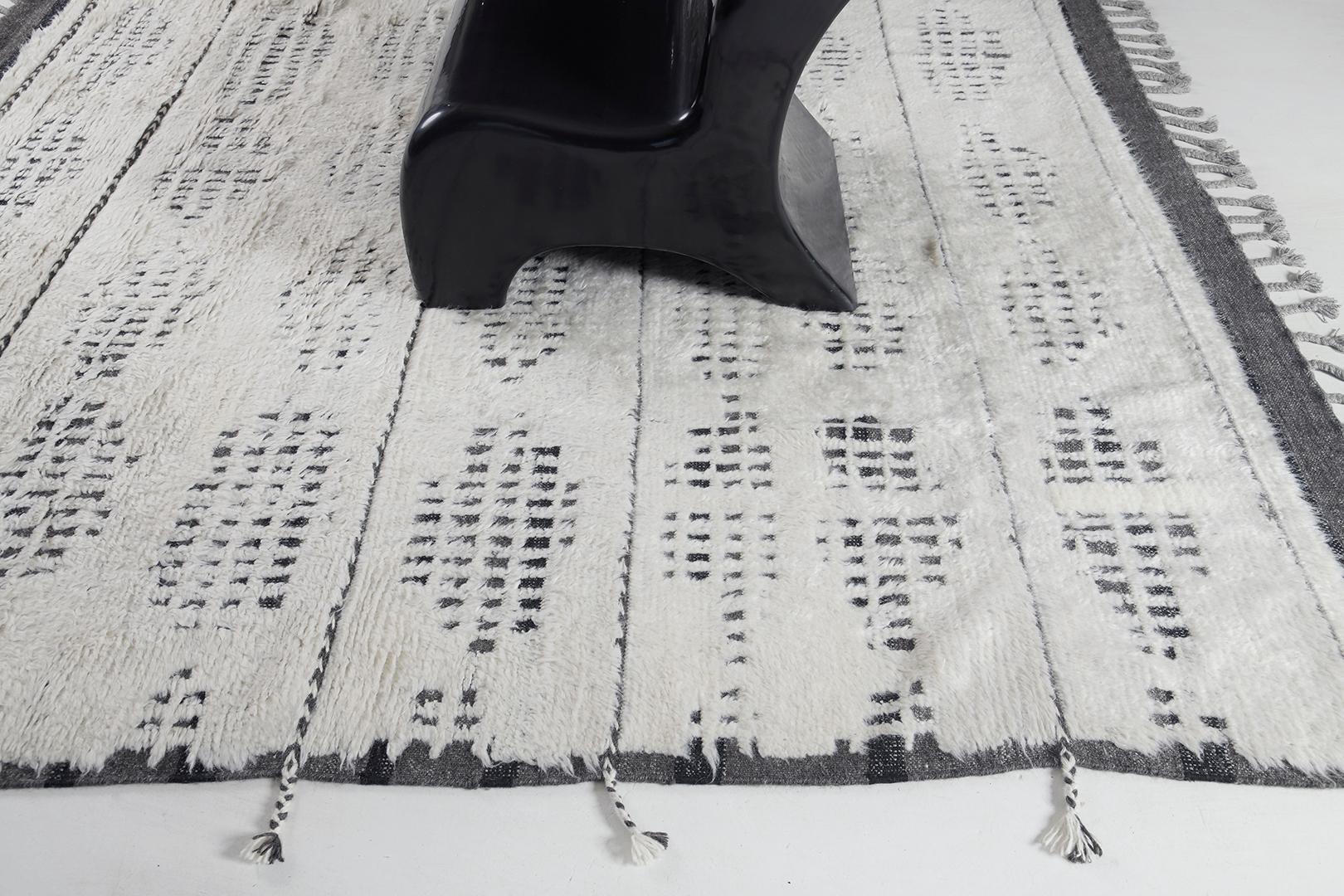 Spoonbill ist eine elegante Wolle mit aschgrauem, geprägtem und modernem Design, die Ihrem Interieur einen eleganten Charme verleiht. Die Schlichtheit dieses Meisterwerks lässt Ihre Kreativität in jedem Farbschema aufblühen. Die in Los Angeles